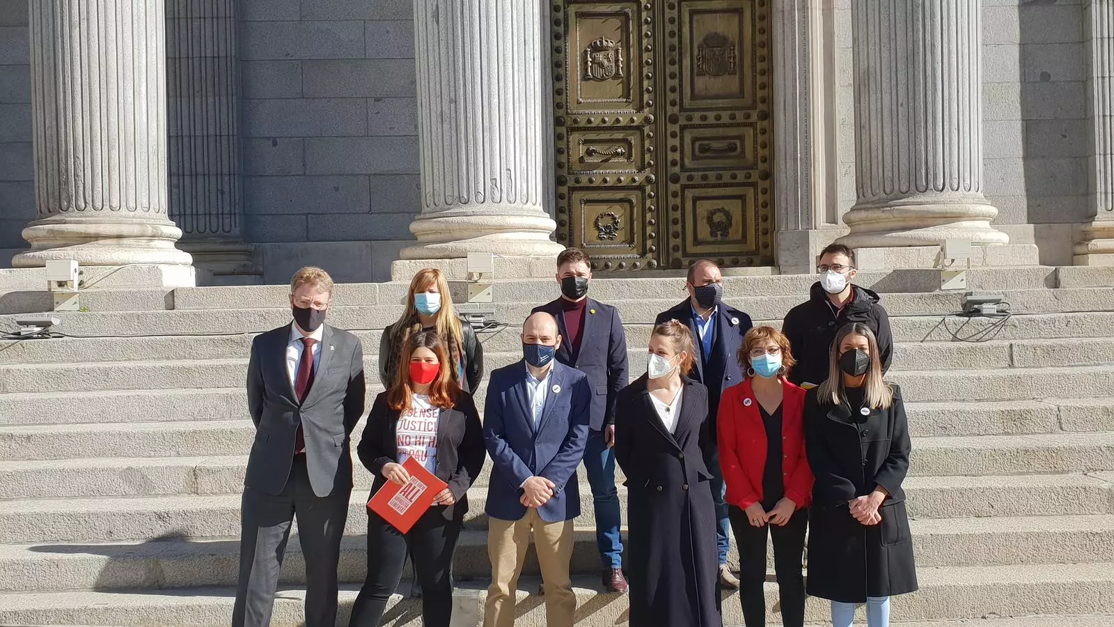 Representantes de partidos independentistas, Òmnium Cultural y la plataforma Amnistia y Libertad, a las puertas del Congreso