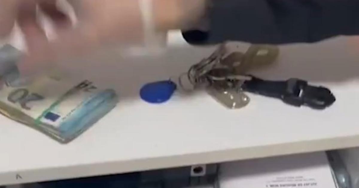 An 18-year-old man was arrested in Manlleu for defrauding two elderly ...