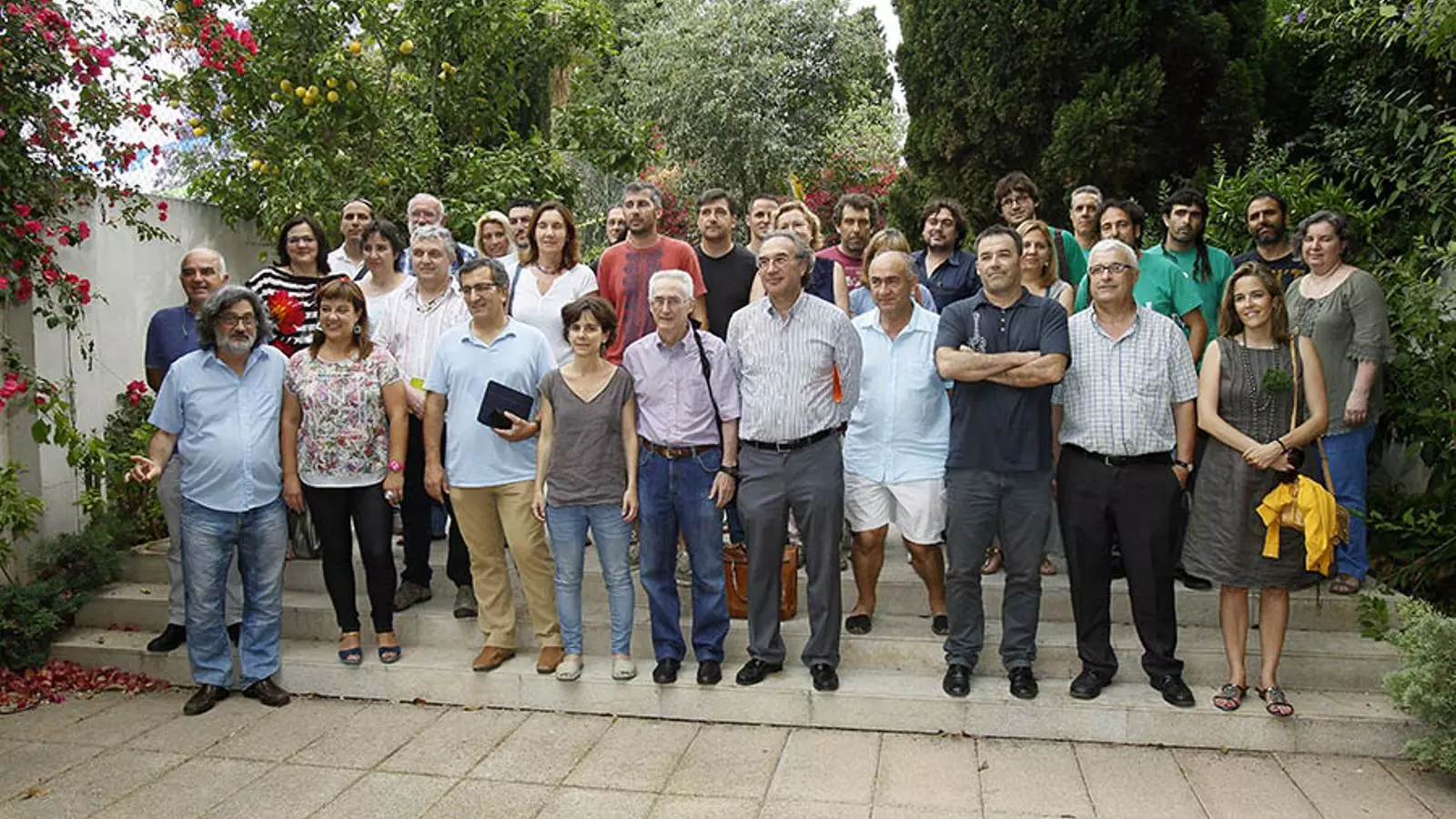 Els representants de la comunitat educativa amb l'esquerra, avui a Can Alcover. ISAAC BUJ