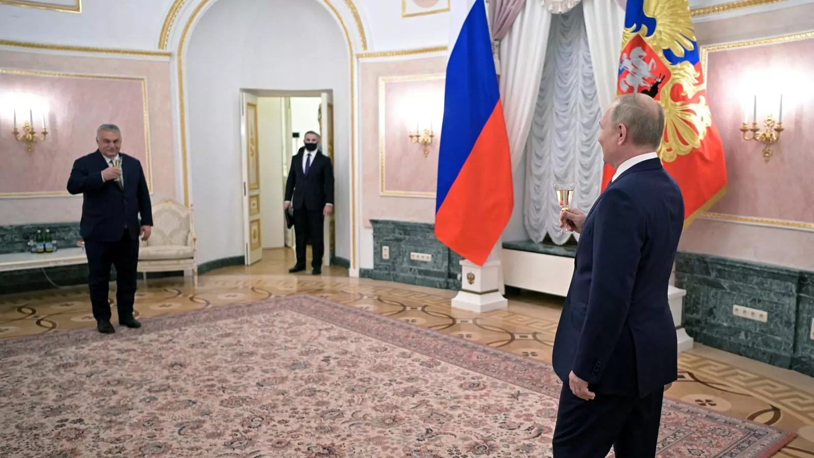 Vladímir Putin recibía hoy el primer ministro húngaro, Víktor Orbán, en Moscú.
