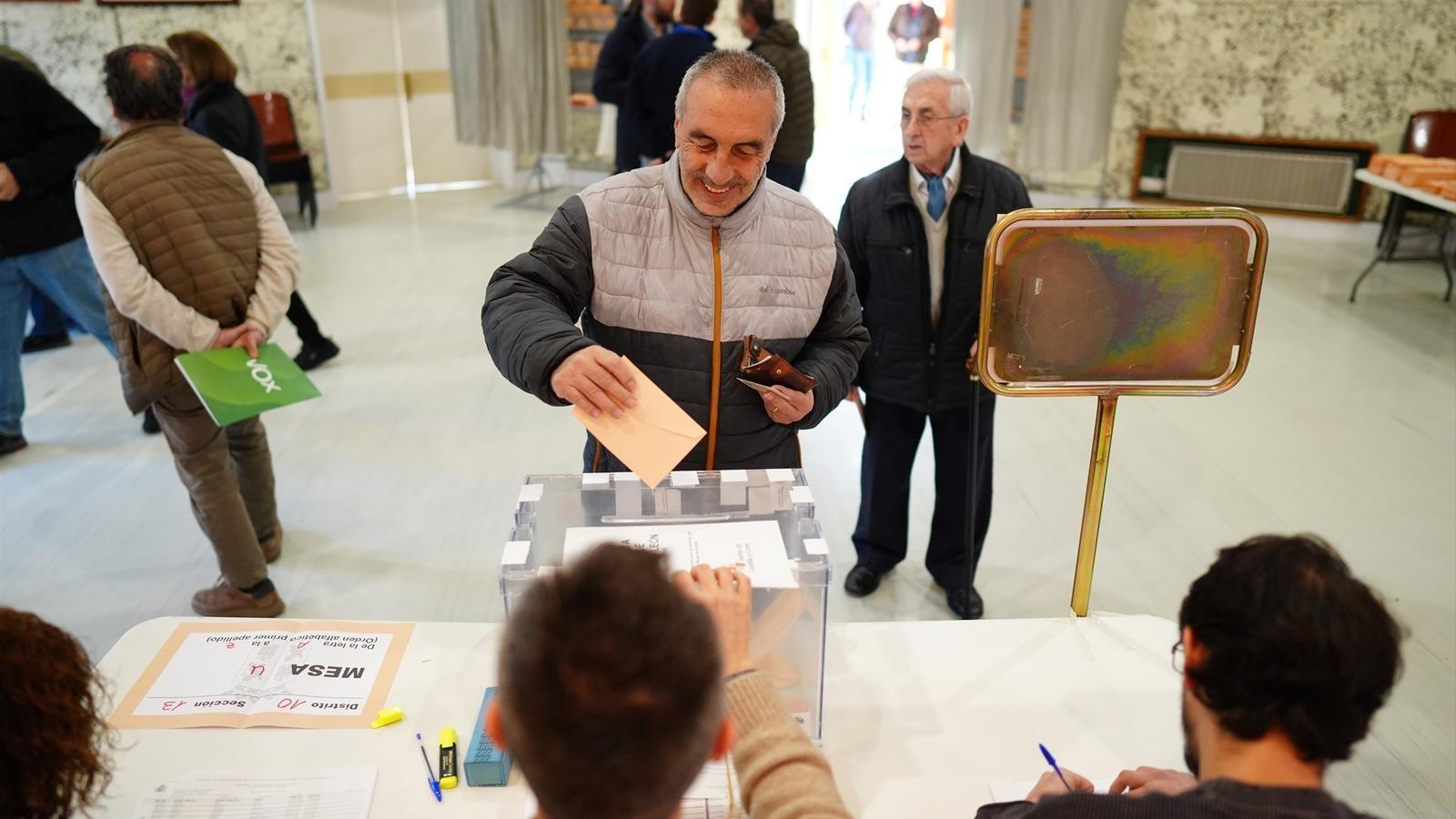 Citizens voting in a polling station in Valladolid
