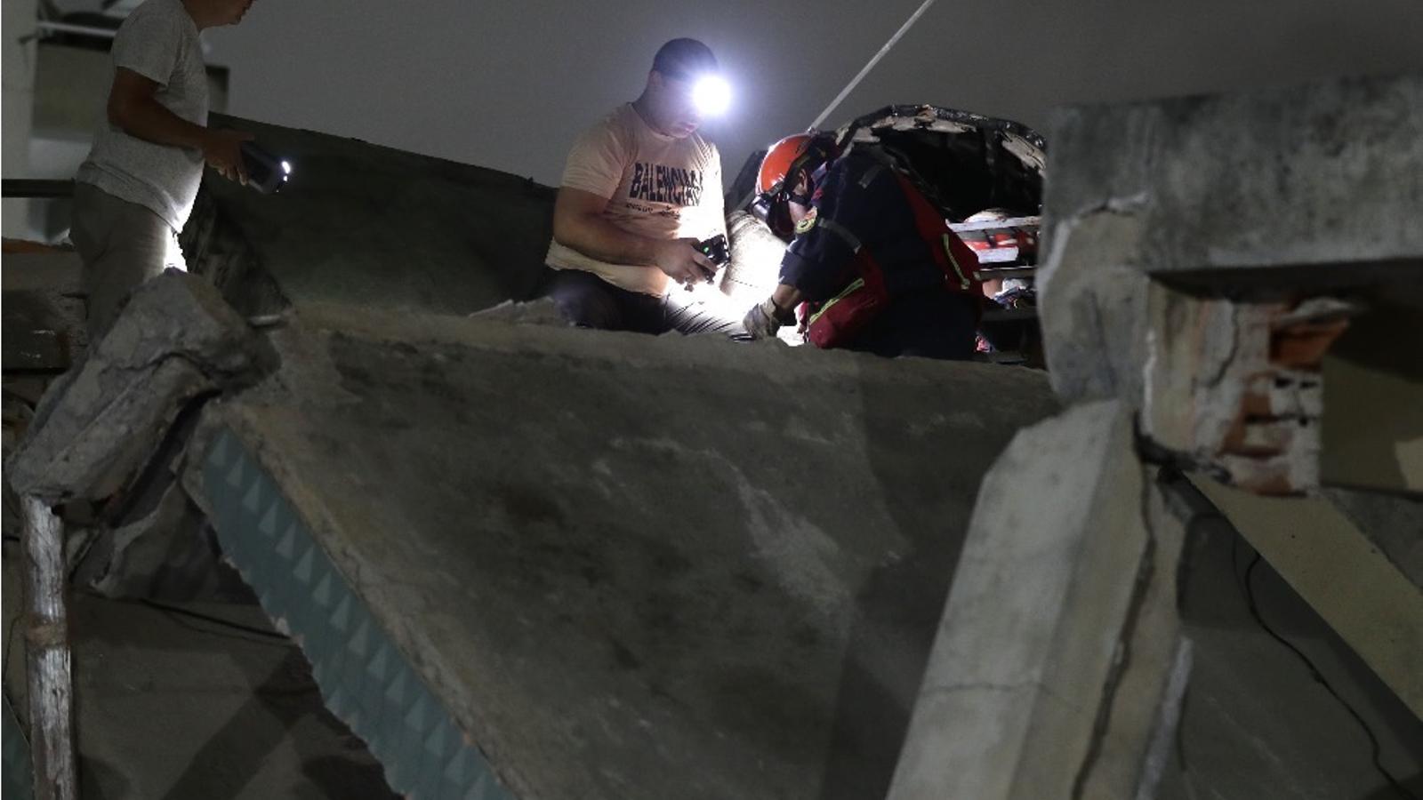 Two powerful earthquakes affect Venezuela and cause numerous deaths