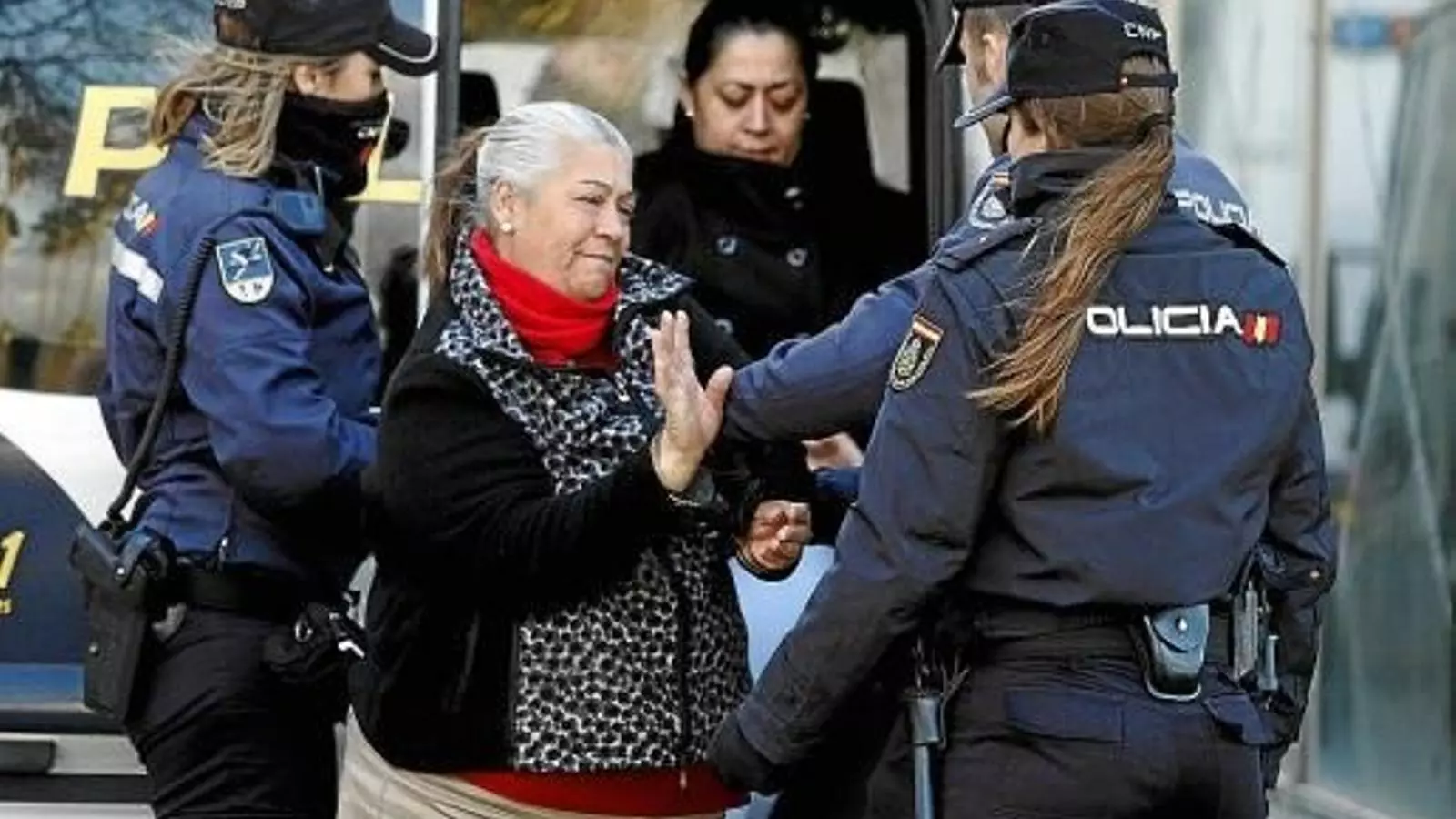 Imatge de 'La Paca' sortint del cotxe policial. / A. Sepúlveda
