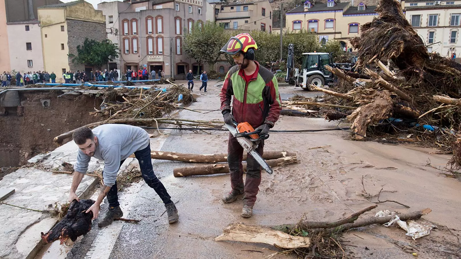 Treballs de neteja a l'Espluga de Francolí