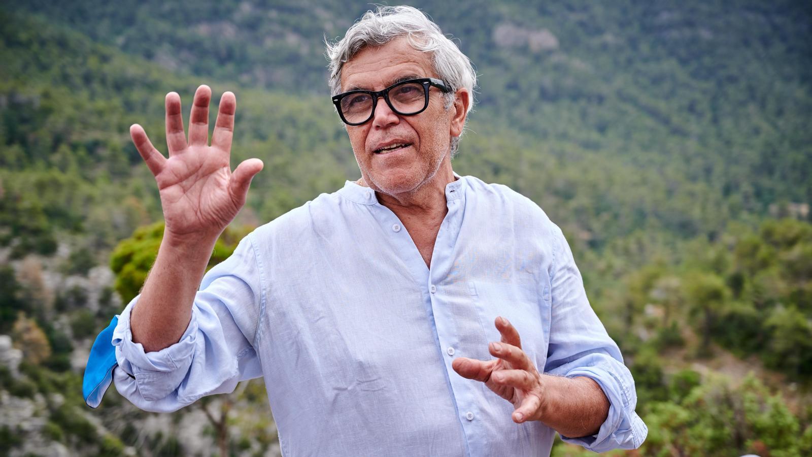 Joan Ignasi Domènech, in the vineyards located in the Llaberia mountain range