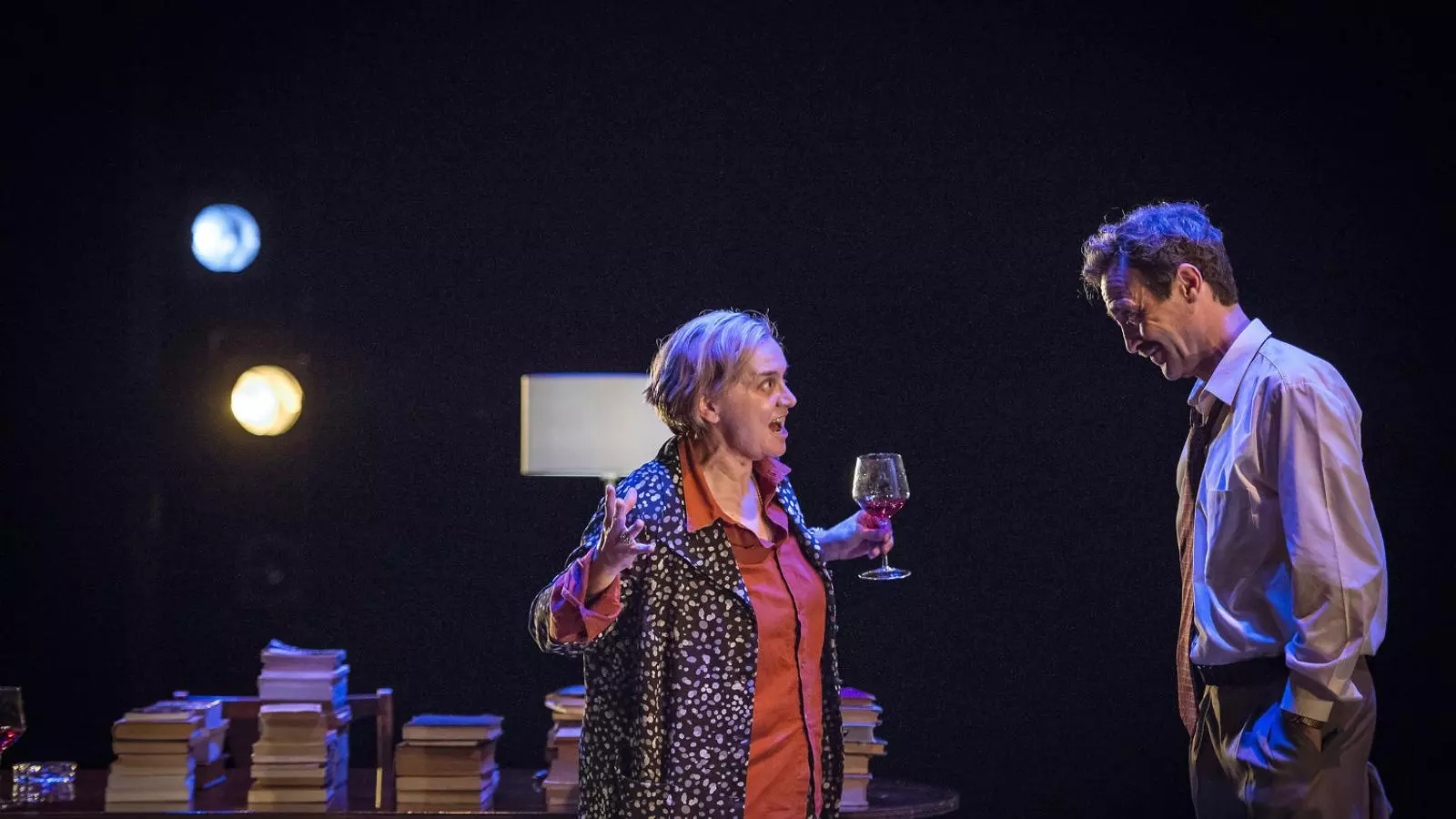 Anna Güell i Òscar Intente durant l’obra Parlàvem d’un somni, que s’estrena dijous al Teatre Nacional de Catalunya.