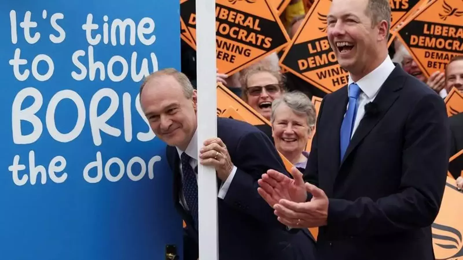 El líder liberaldemócrata, Ed Davey, y el candidato ganador de su partido, Richard Foord, celebrando la victoria esta mañana y mostrando claramente que "es hora de enseñar la puerta a Boris"