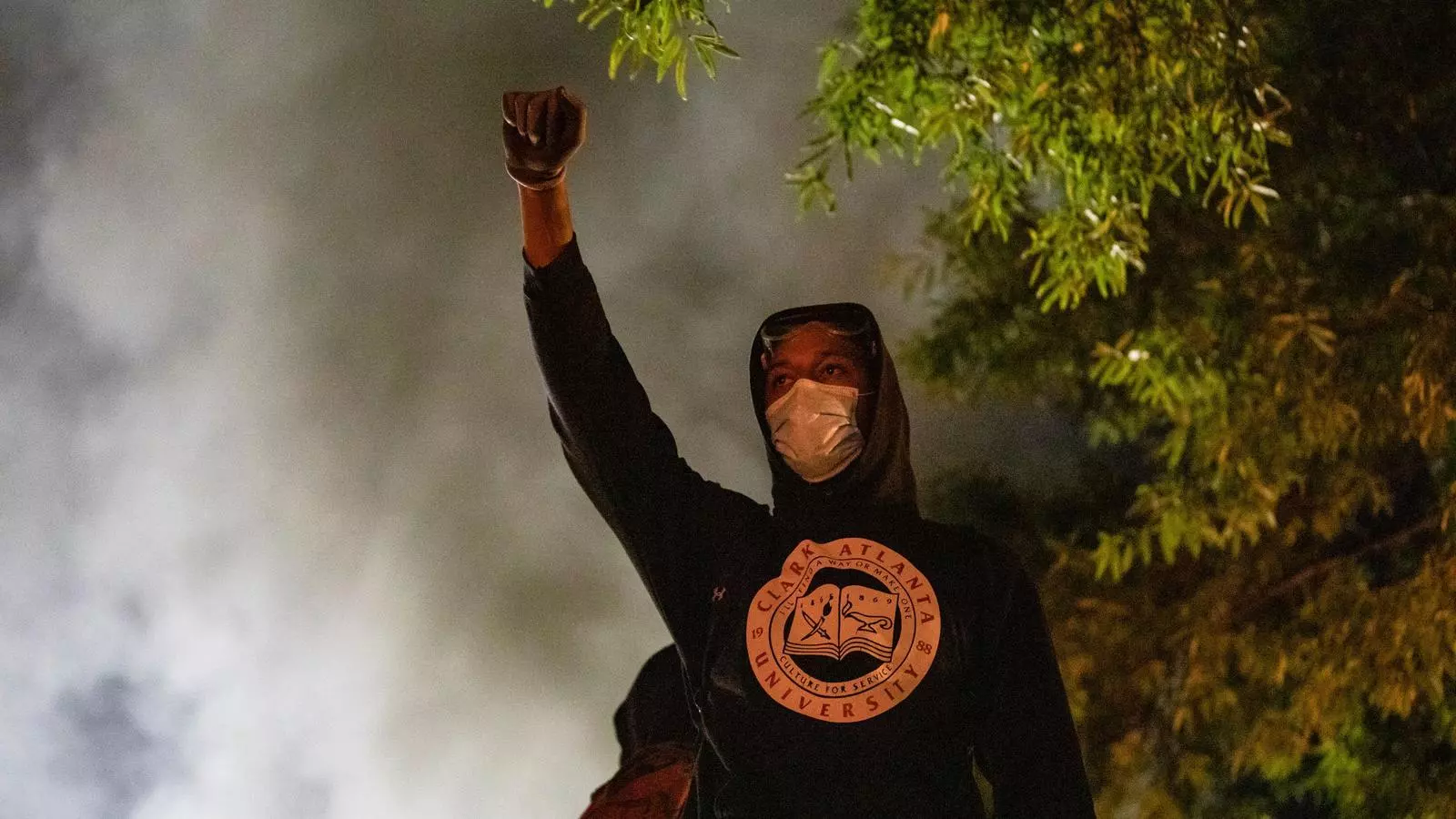Un jove alçant el puny, la manifestació de Washington contra el racisme i la brutalitat policial