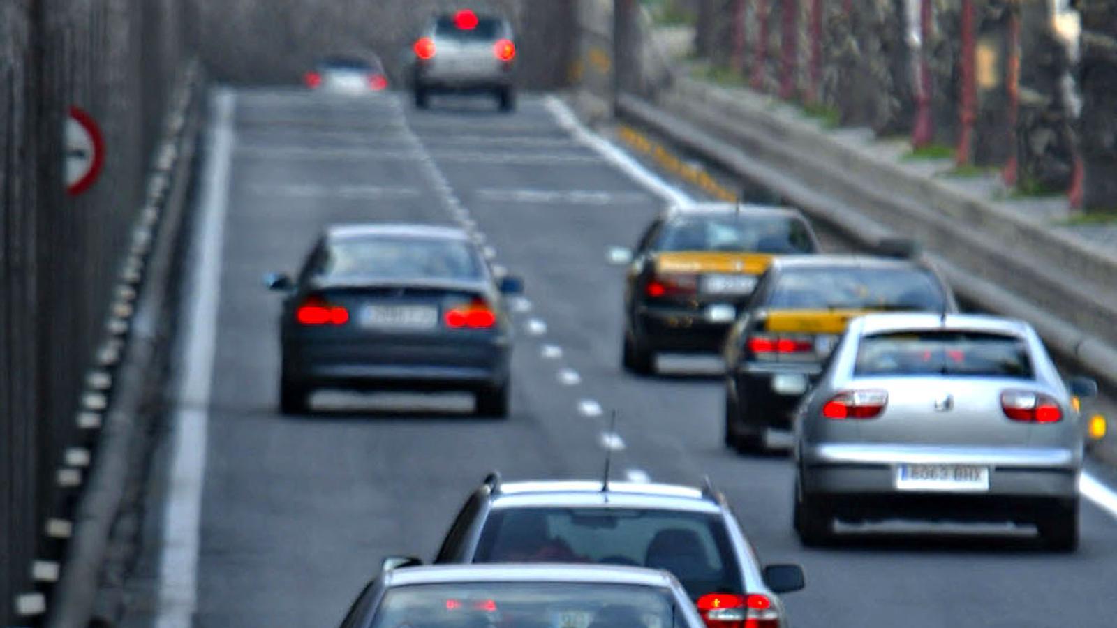 El pla de millora de la qualitat de l'aire busca reduir el nombre de vehicles privats que accedeixen a Barcelona.