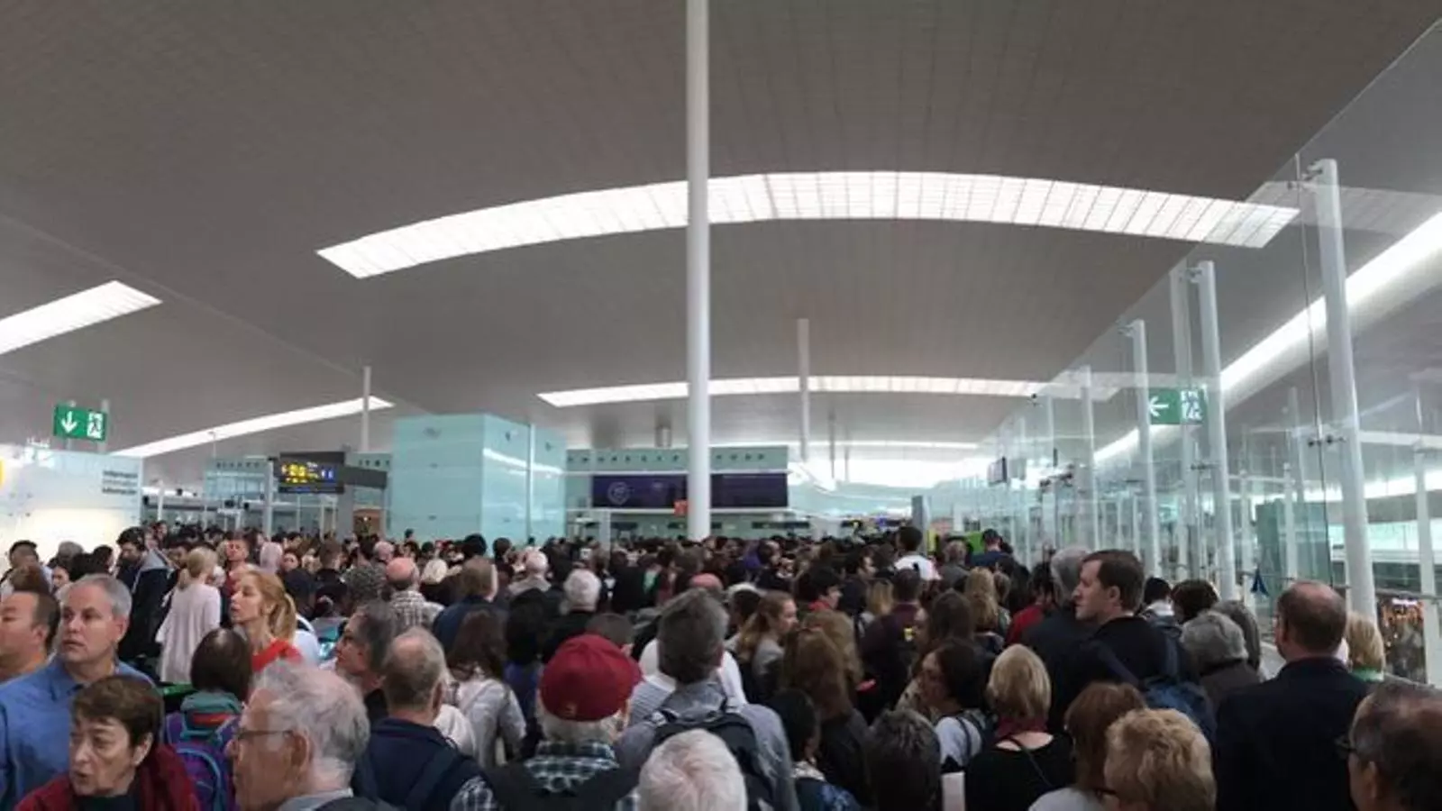 Aglomeracions al control de passaports de l'aeroport del Prat. / Dídac Queralt
