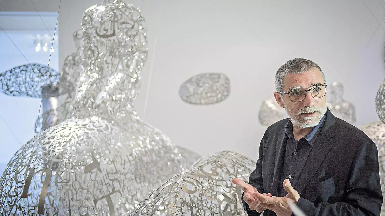 Jaume Plensa entre els personatges fets amb lletres de l’obra Talking continents.