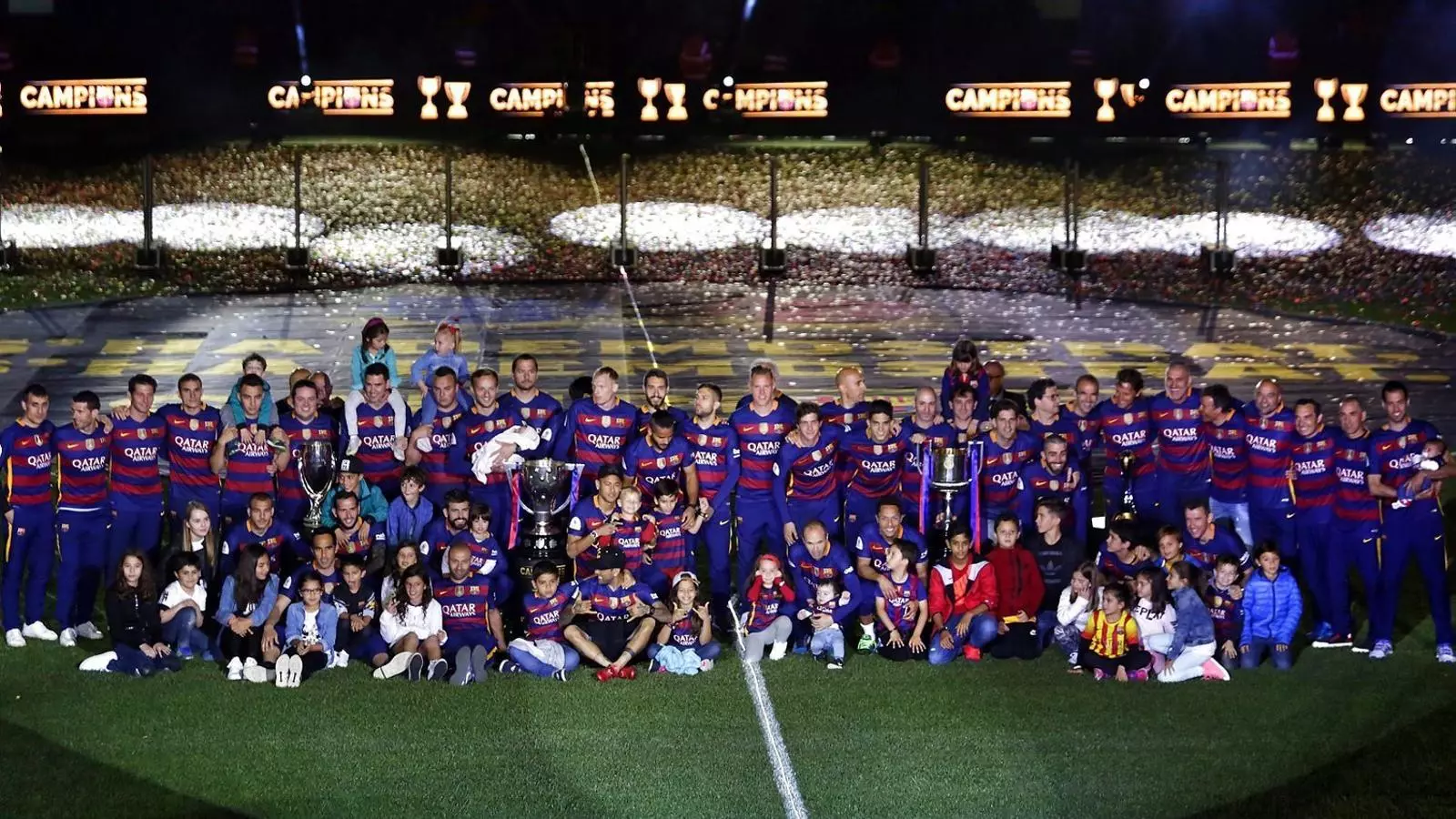La plantilla del Barça va celebrar en família els quatre títols d’aquesta temporada.
