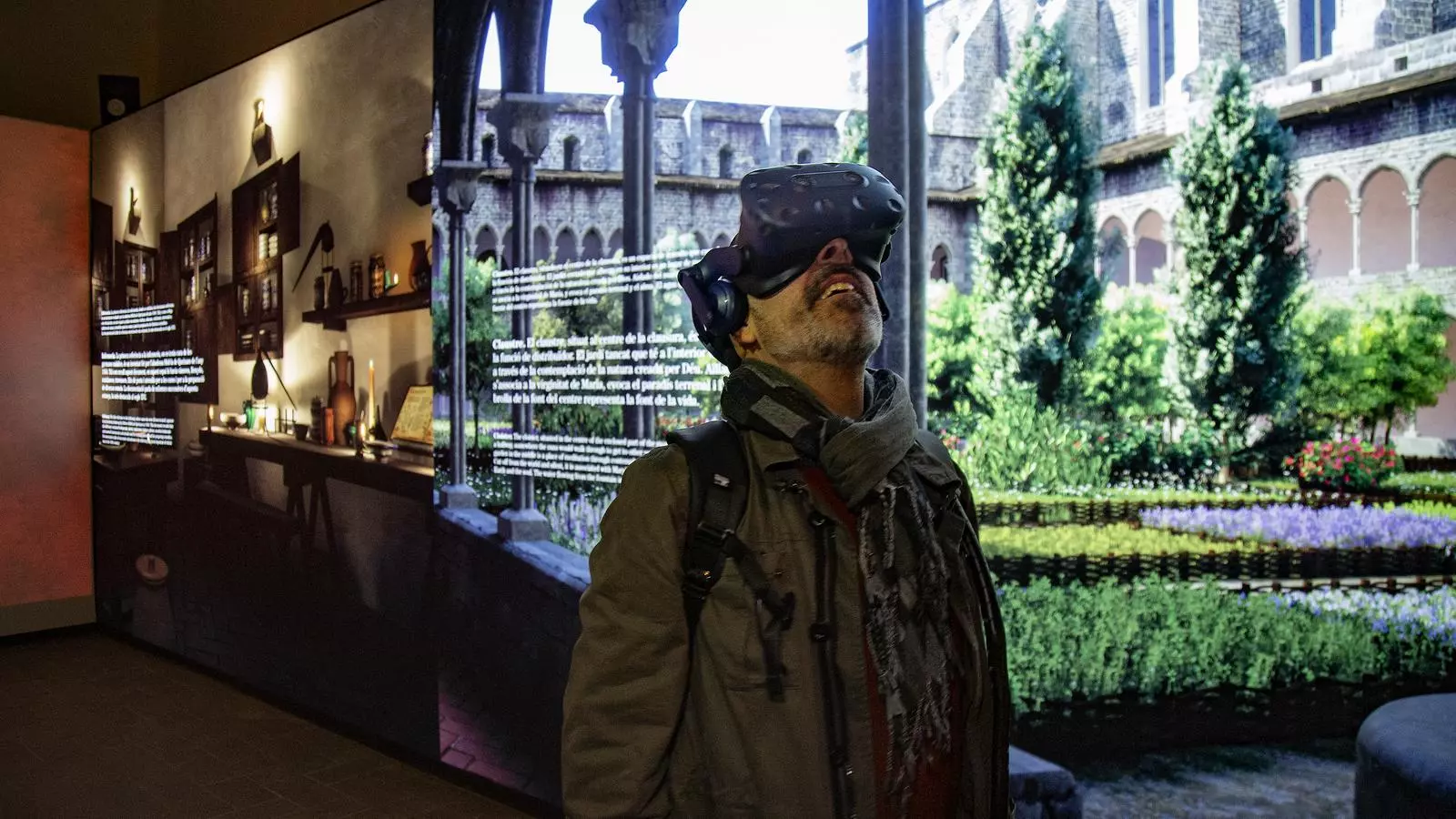 Un visitant fent una immersió amb la tecnologia 3D