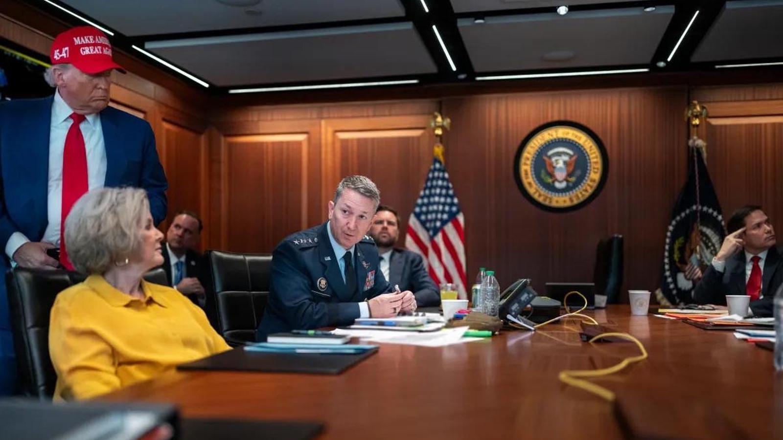 El president Donald Trump atenent les explicacions  del seu equip de seguretat nacional a la Casa Blanca