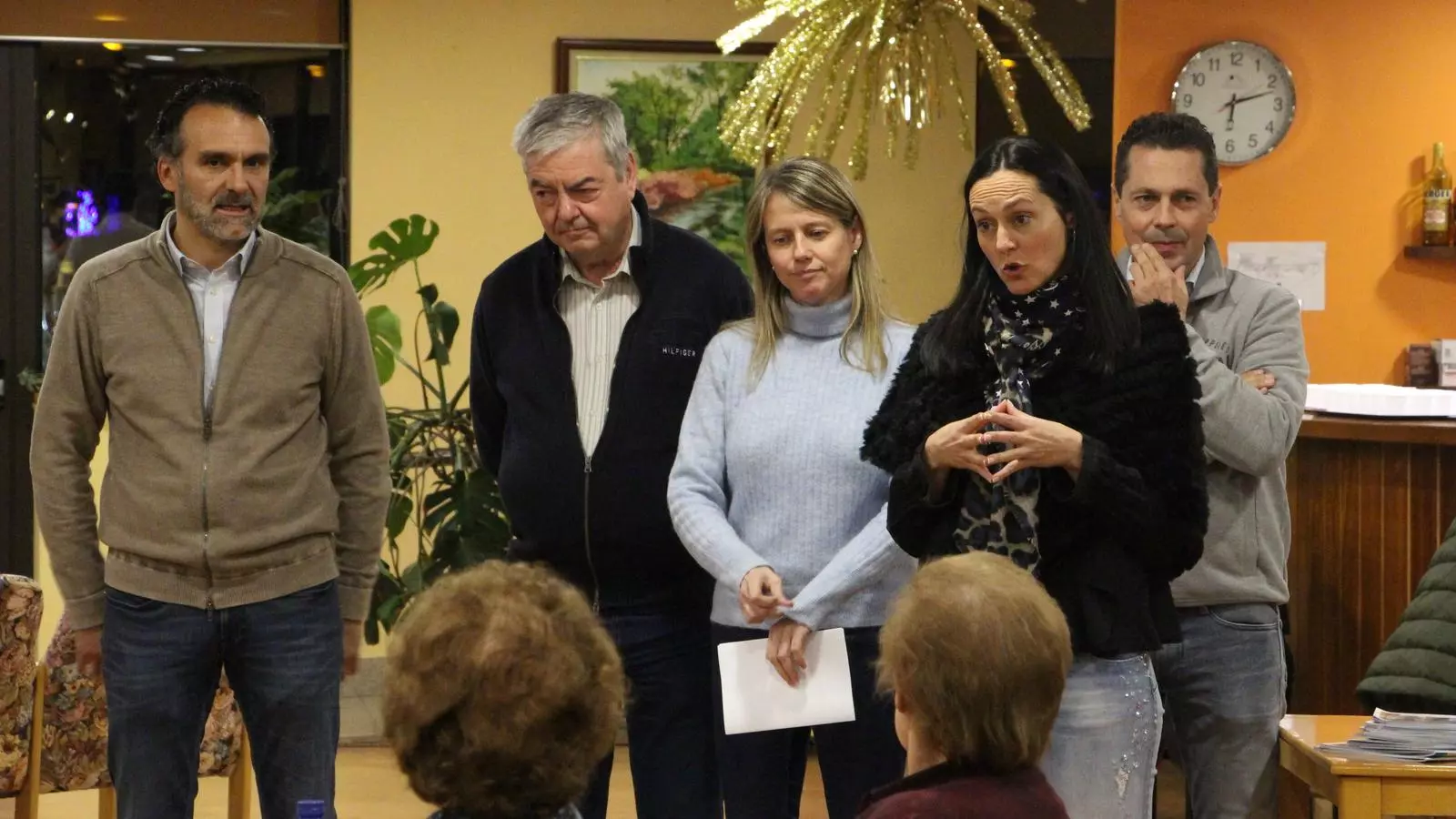 Els candidats de Ciutadans Compromesos, amb Olga Molné al capdavant, han visitat les padrines i padrins de la casa pairal de la Massana. / M.P.