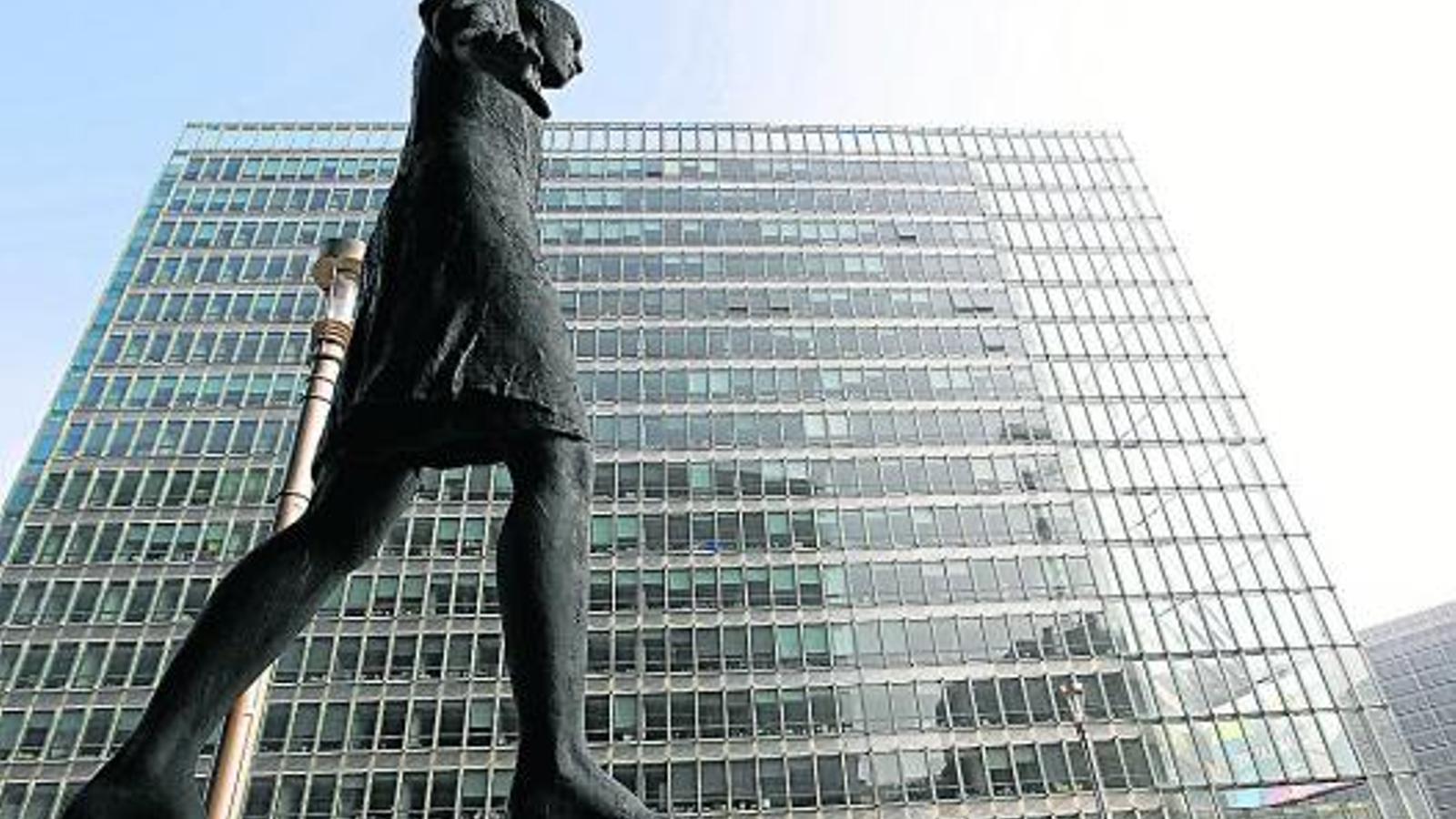 Escultura de carrer davant la façana de la Comissió Europea.