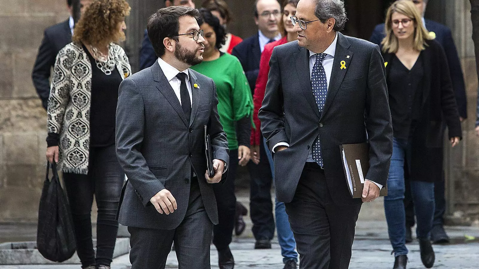 El president de la Generalitat, Quim Torra (dreta), i el vicepresident, Pere Aragonès, arribant ahir a Palau amb els representants dels partits abans de la cimera.
