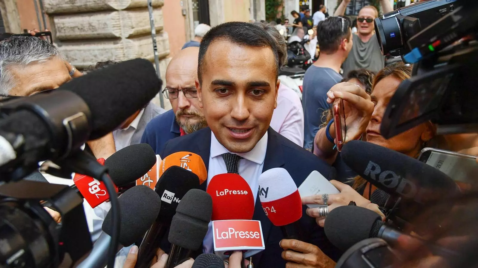El líder del Moviment 5 Estrelles, Luigi Di Maio, parla amb els mitjans de comunicació aquest dimarts.