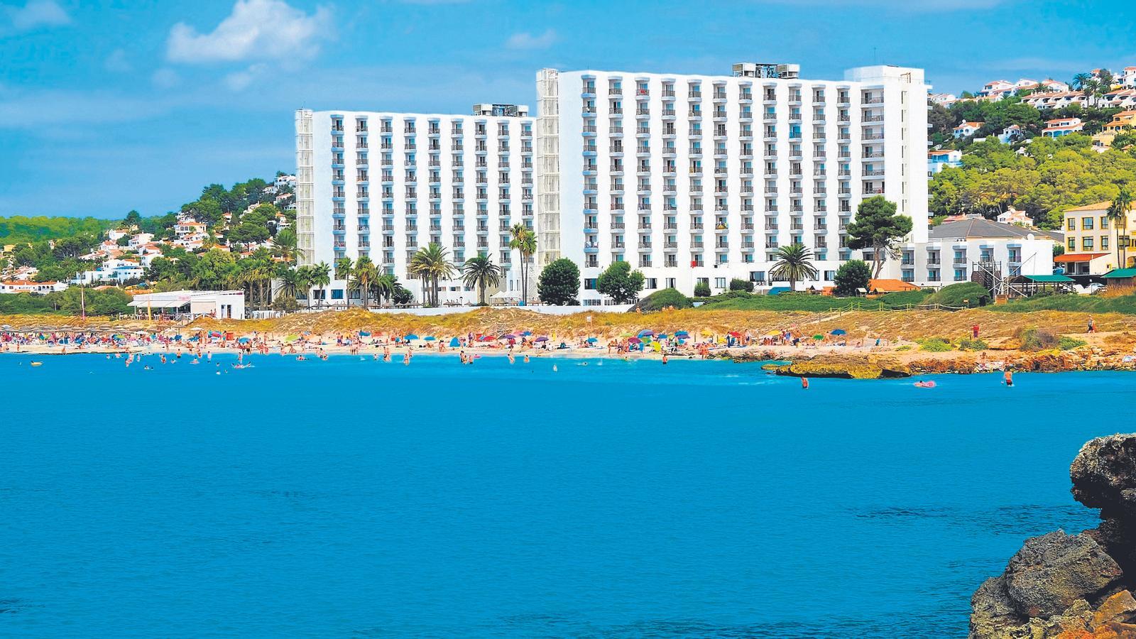 Hotels a la platja de Son Bou de Menorca.
