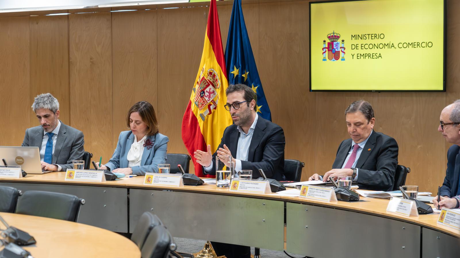 El ministro de Economía, Carlos Cuerpo, y el de Agricultura, Luis Planas, este lunes en la reunión con el sector