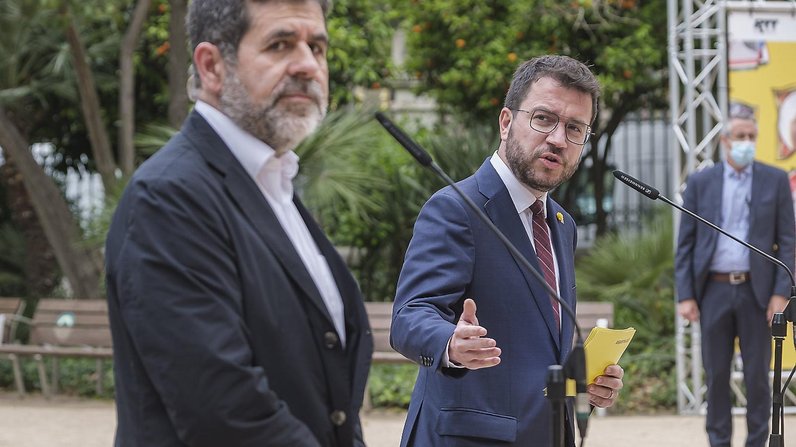 El secretari general de JxCat, Jordi Sànchez, amb el president, Pere Aragonès, explicant l’acord de govern al maig.