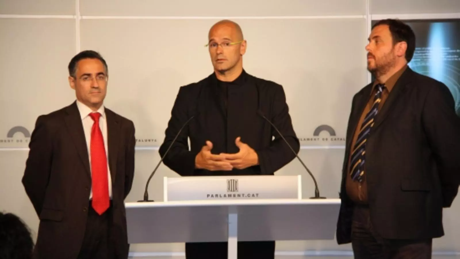 Els eurodiputats Ramon Tremosa (CiU), Raül Romeva (ICV) i Oriol Junqueras (ERC), en una roda de premsa al Parlament de Catalunya.