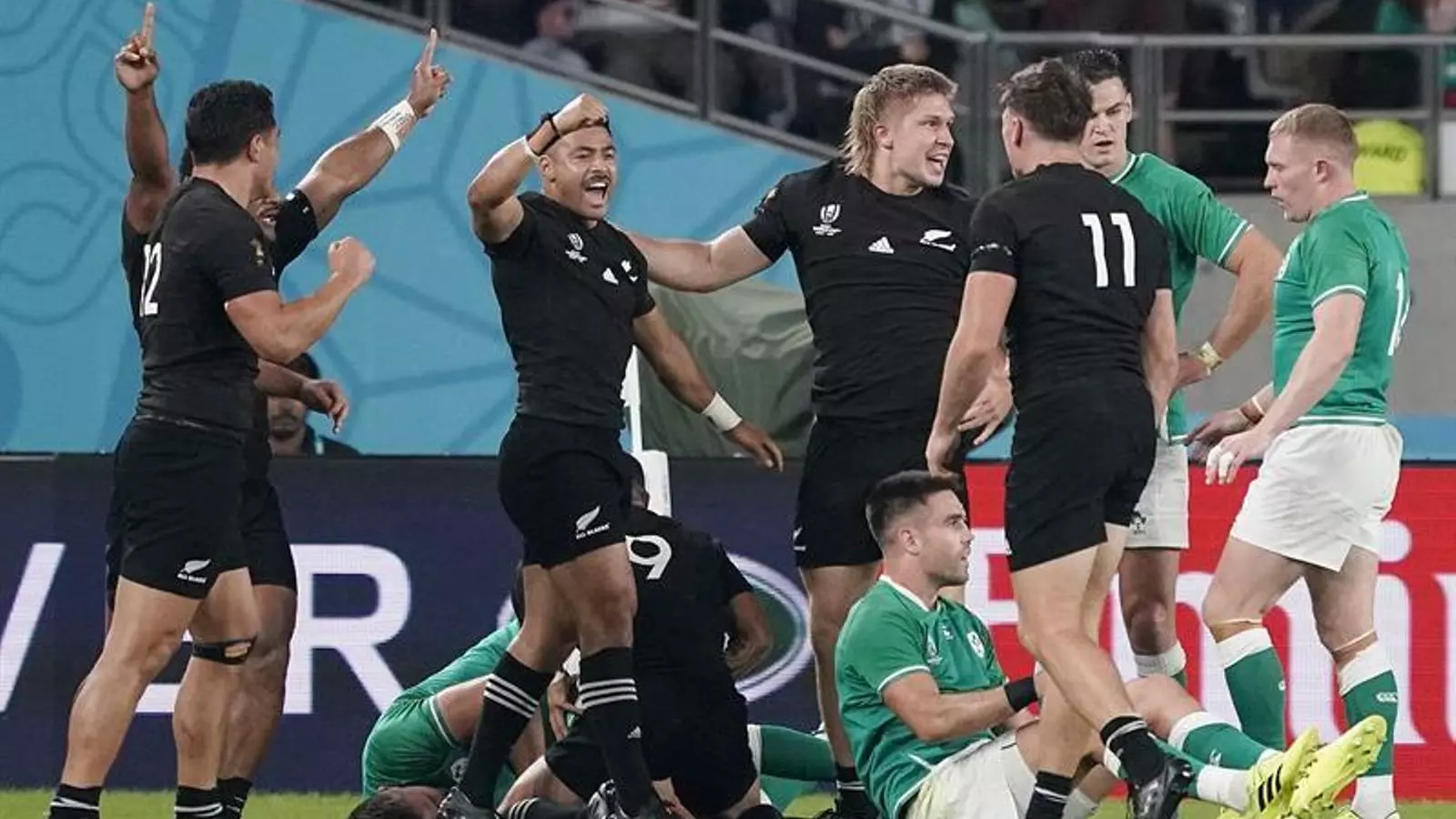 Aaron Smith, celebrant un assaig de Nova Zelanda contra Irlanda al Mundial de rugbi