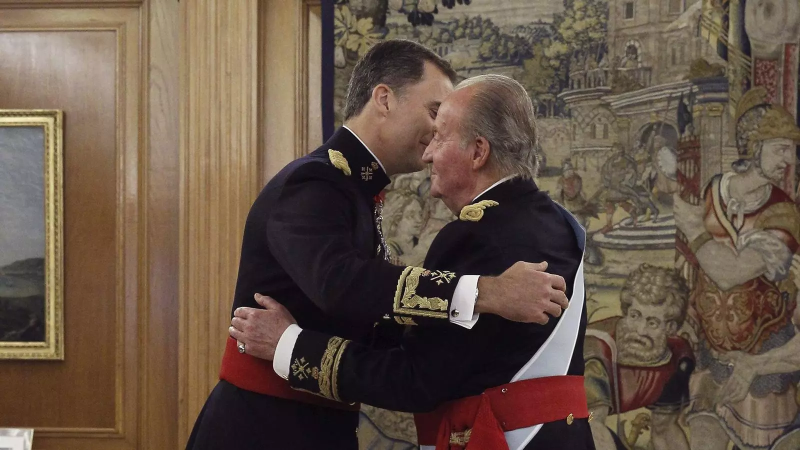 Joan Carles I col·loca el faixí de capità general al seu fill, Felip VI / EFE