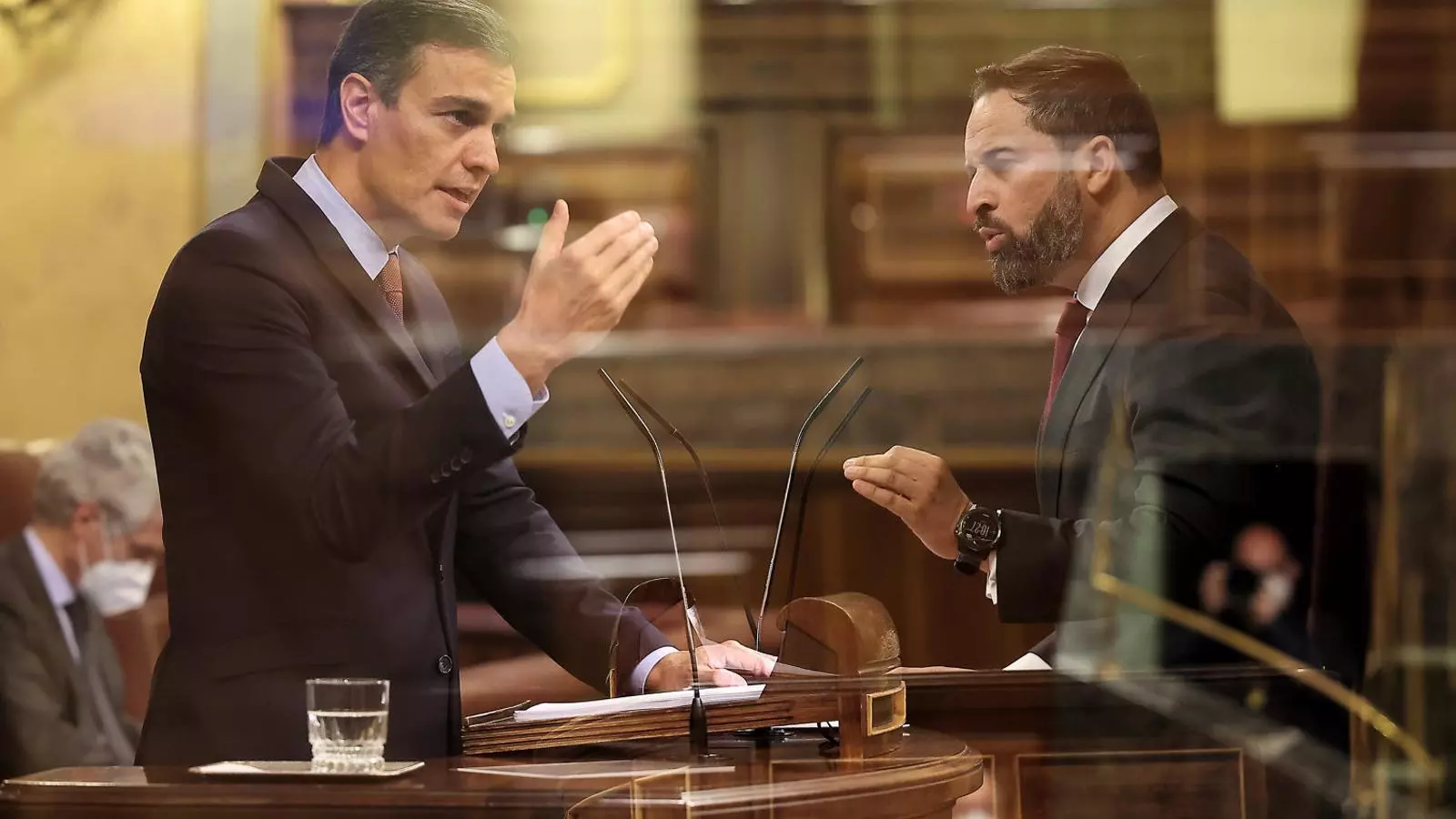 Fotomuntatge del cara a cara entre Pedro Sánchez i Santiago Abascal ahir al Congrés durant el debat de la moció de censura.