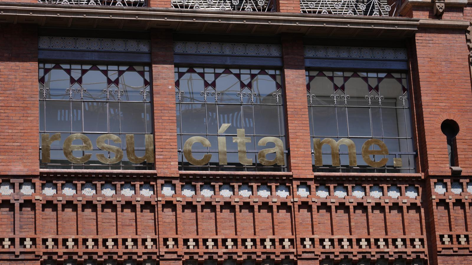 La fachada del Museo Tàpies intervenida por la artista Dora García con la palabra 'resucítame'.