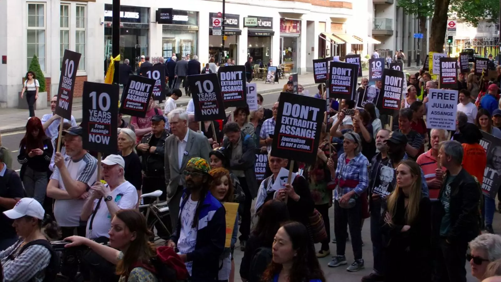 Manifestació davant del ministeri de l'Interior brtiànic, aquest dimarts a la tarda, per demanar l'alliberament de Julian Assange