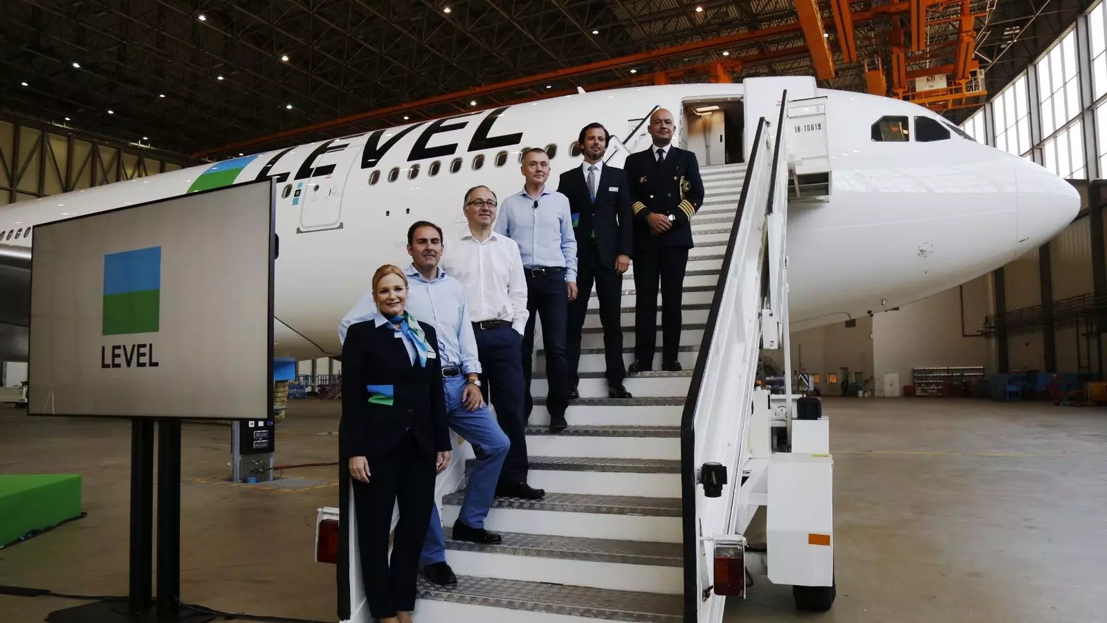 El conseller delegat d'IAG, Willie Walsh, acompanyat dels presidents d'Iberia i Vueling.