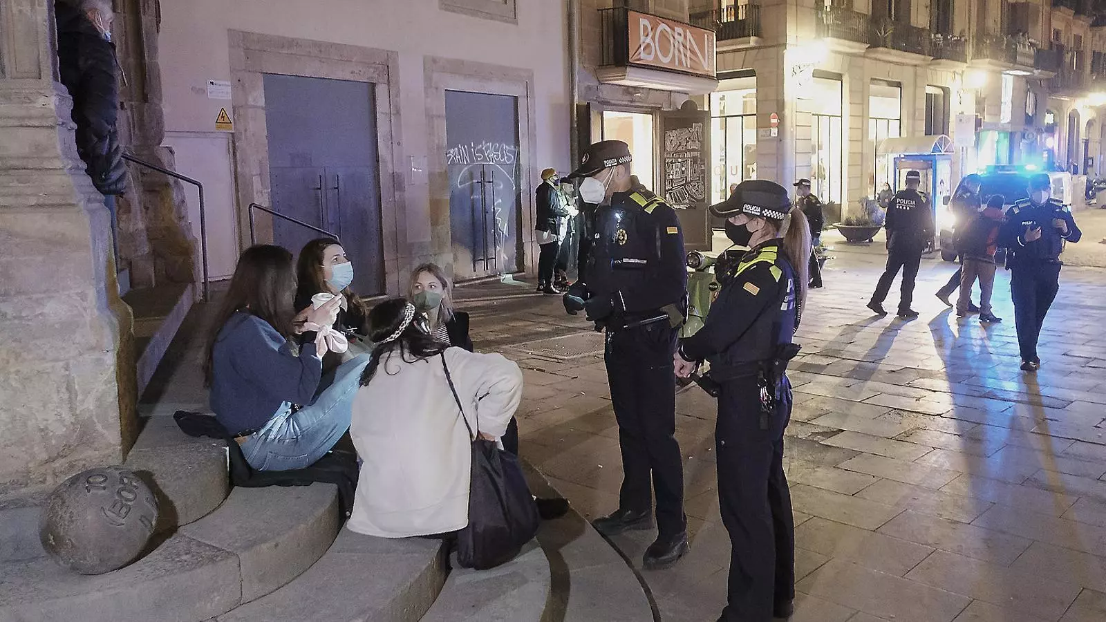 Agents de la Guàrdia Urbana de Barcelona en un dispositiu nocturn per controlar les restriccions al Born.