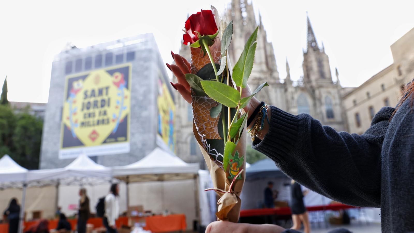 A red rose in one of the stalls set up in the new location of the Barcelona Cathedral