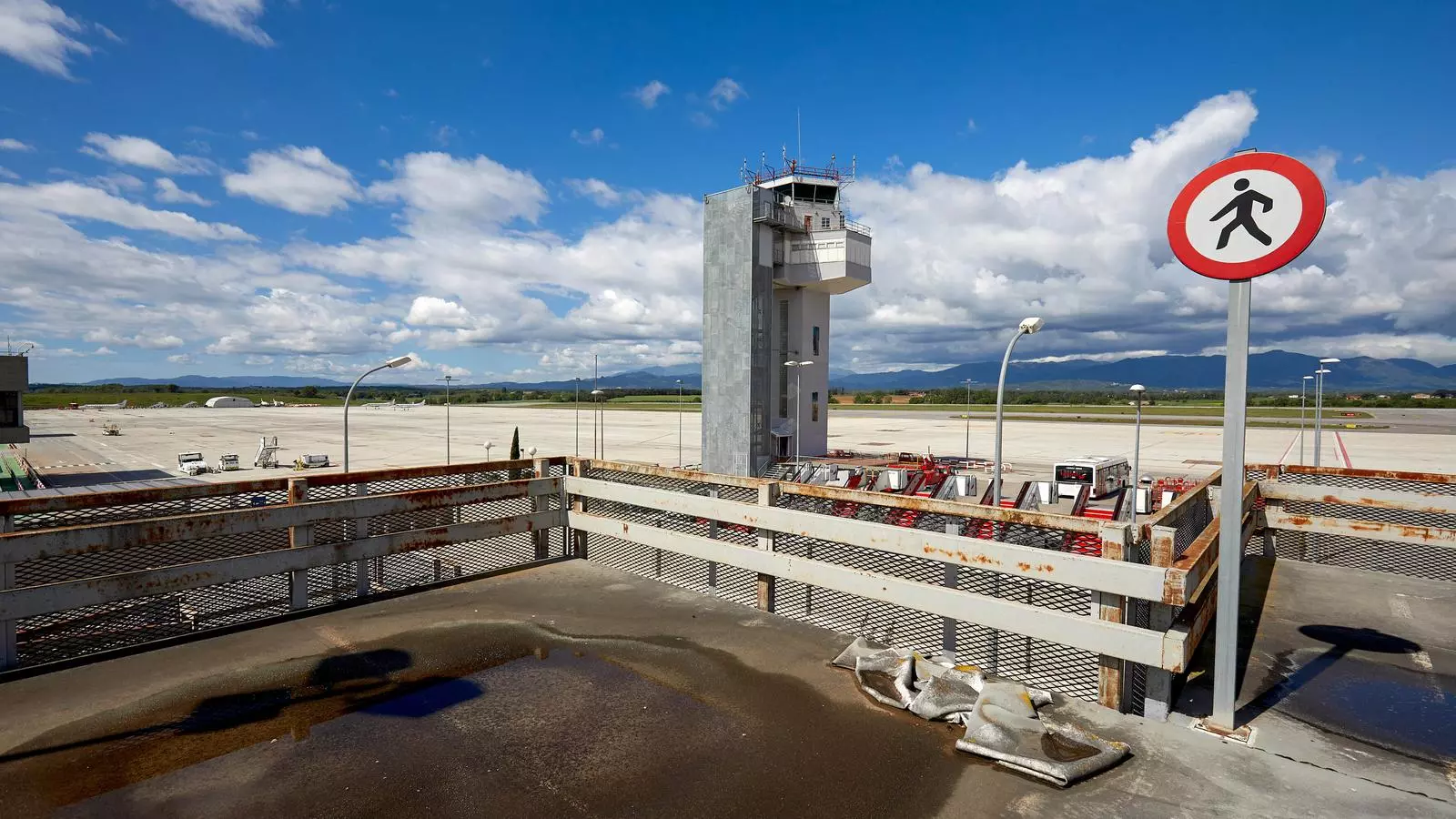 L'últim vol comercial que va sortir de la pista de l'aeroport de Girona va ser el 19 de març
