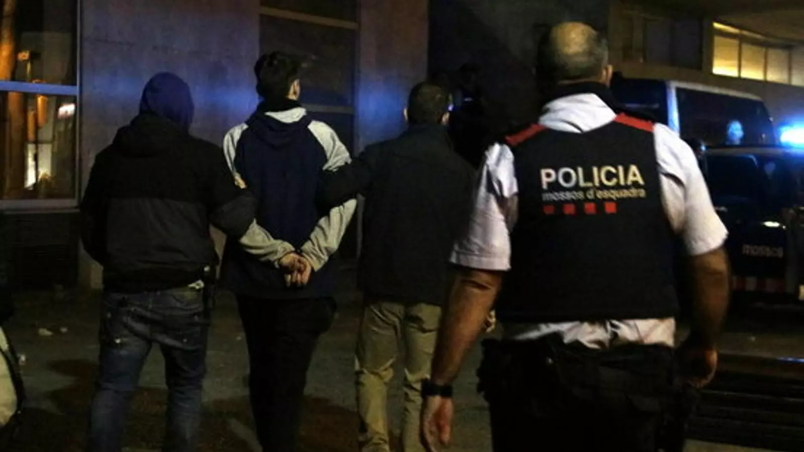 Agents dels Mossos en la detenció d'un jove a Girona