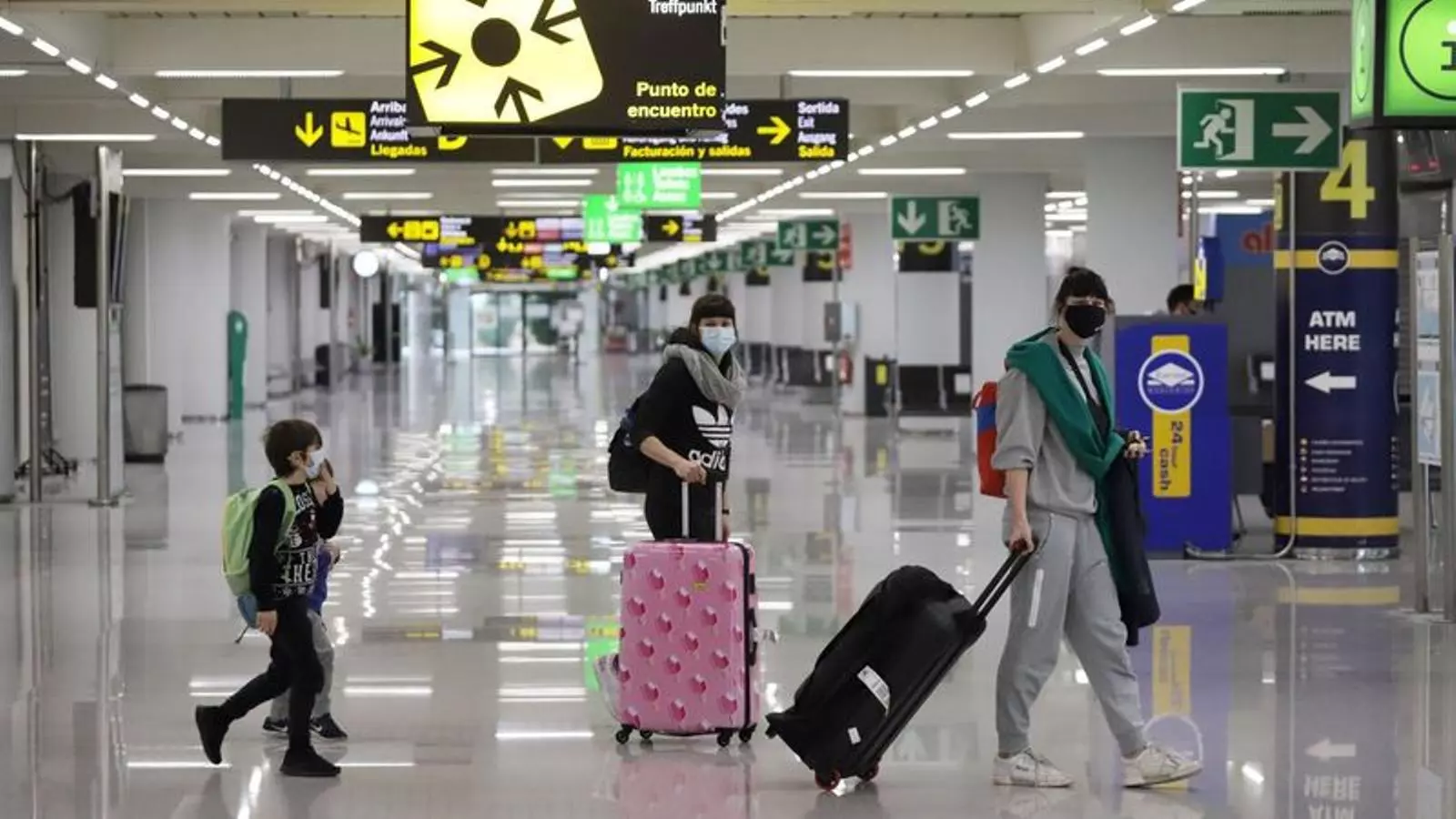Imatge d'uns dels primers passatgers de la Península que han passat el control sanitari a l'Aeroport de Palma.