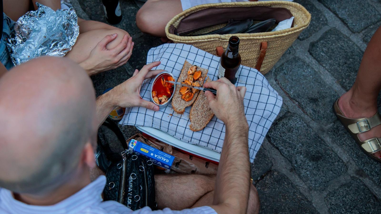Un participant en un dels sopars a la fresca organitzats aquest estiu per Brunzzit a Palma.