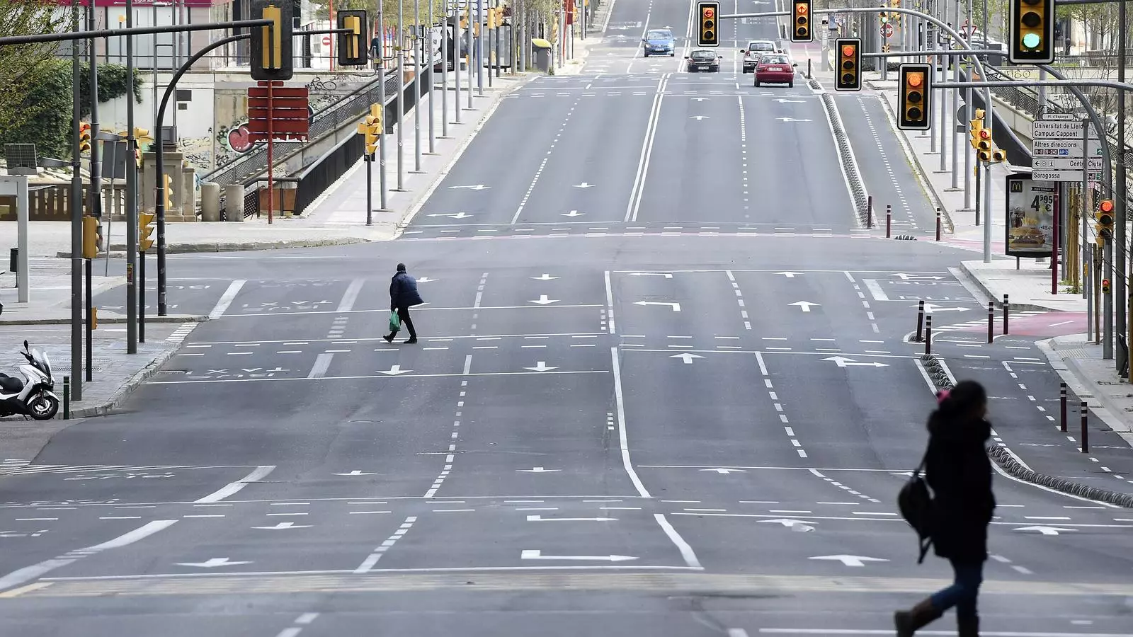 La rambla d'Aragó, a Lleida, buida de gent i cotxes, el primer dia de confinament decretat
