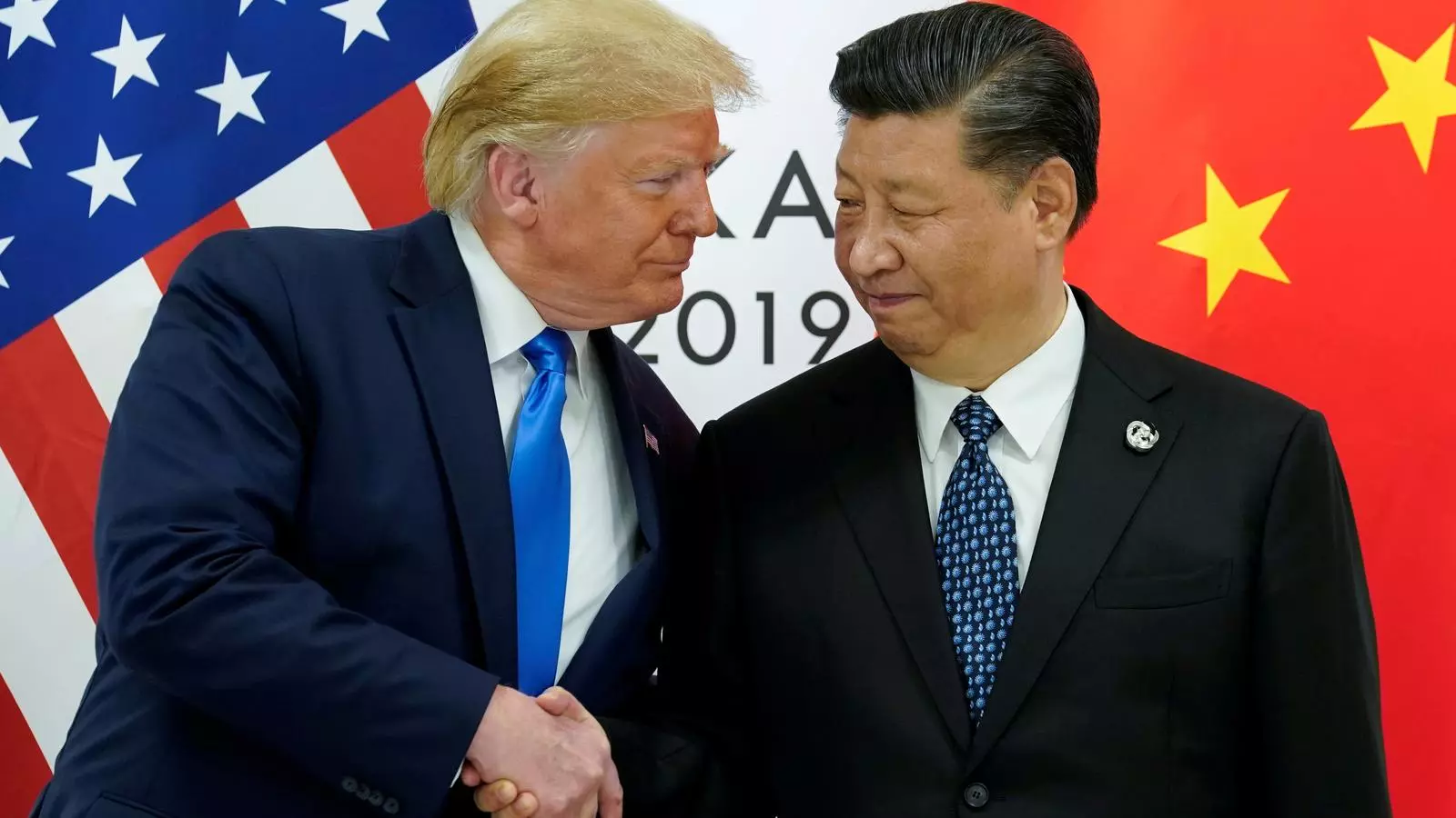 El president dels Estats Units, Donald Trump, amb Xi Jinping, a l'inici de la seva reunió bilateral a la cimera dels líders del G-20 a Osaka, Japó