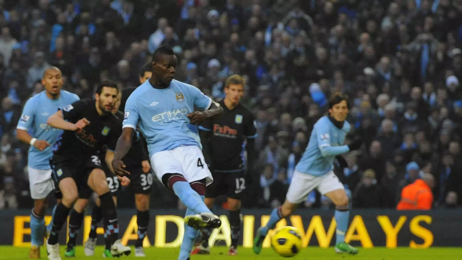 Balotelli marca, de penal, un dels gols contra l'Aston Villa