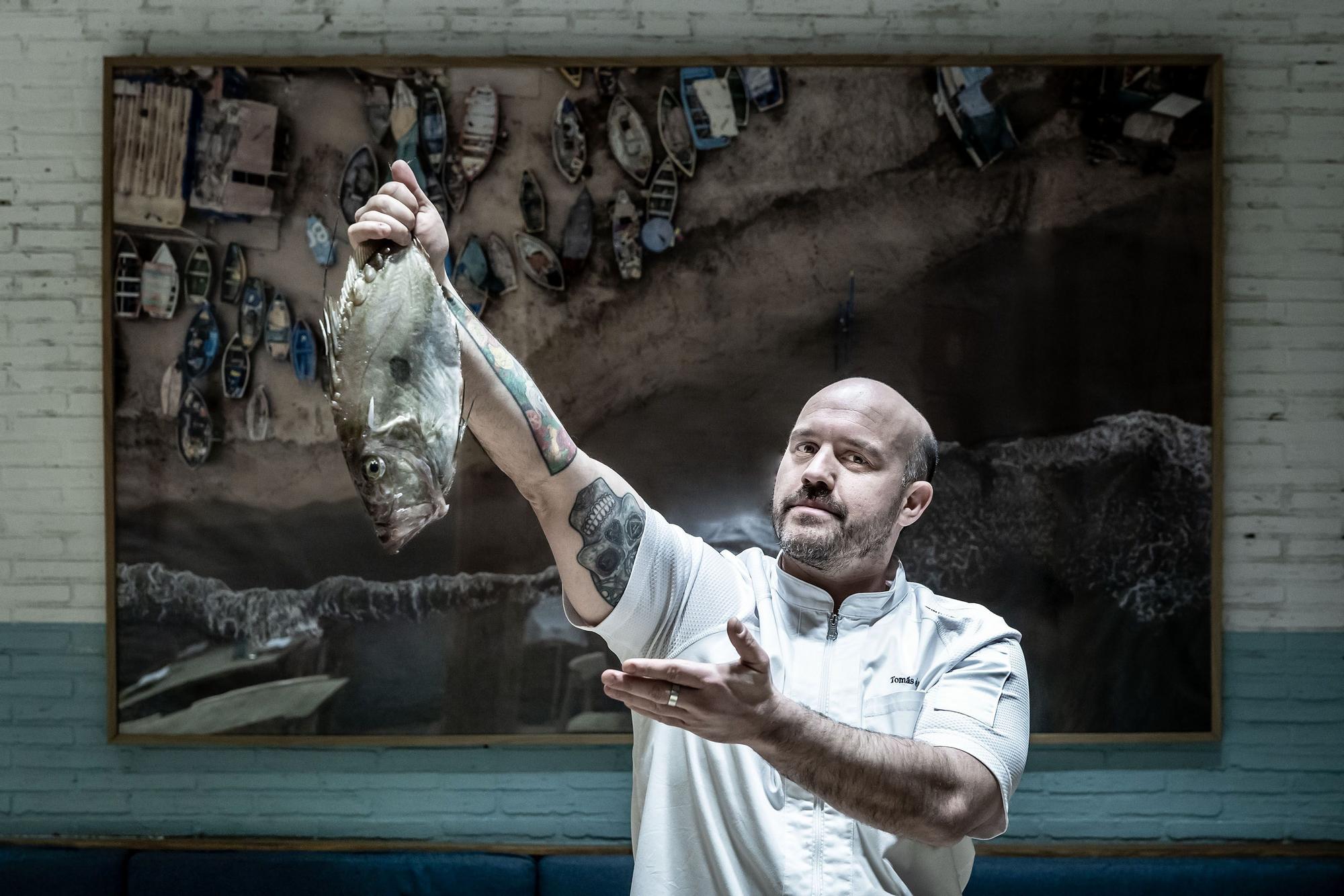 El cuiner Tomás de la Paz amb un gall de Sant Pere a la sala del restaurant Yakumanka.