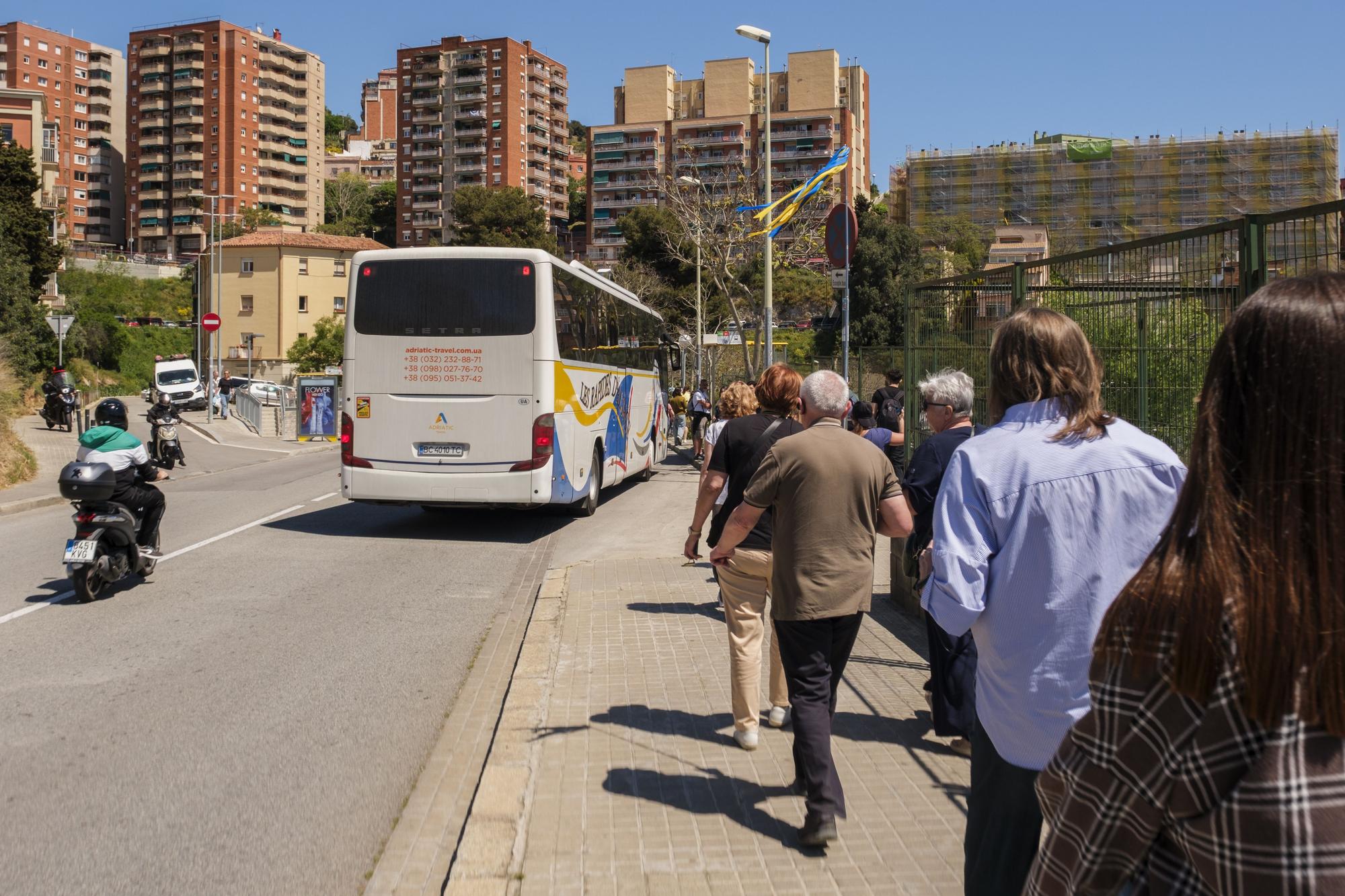Un autocar aturat davant d'una parada d'autobús a la carretera del Carmel a tocar del Parc Güell