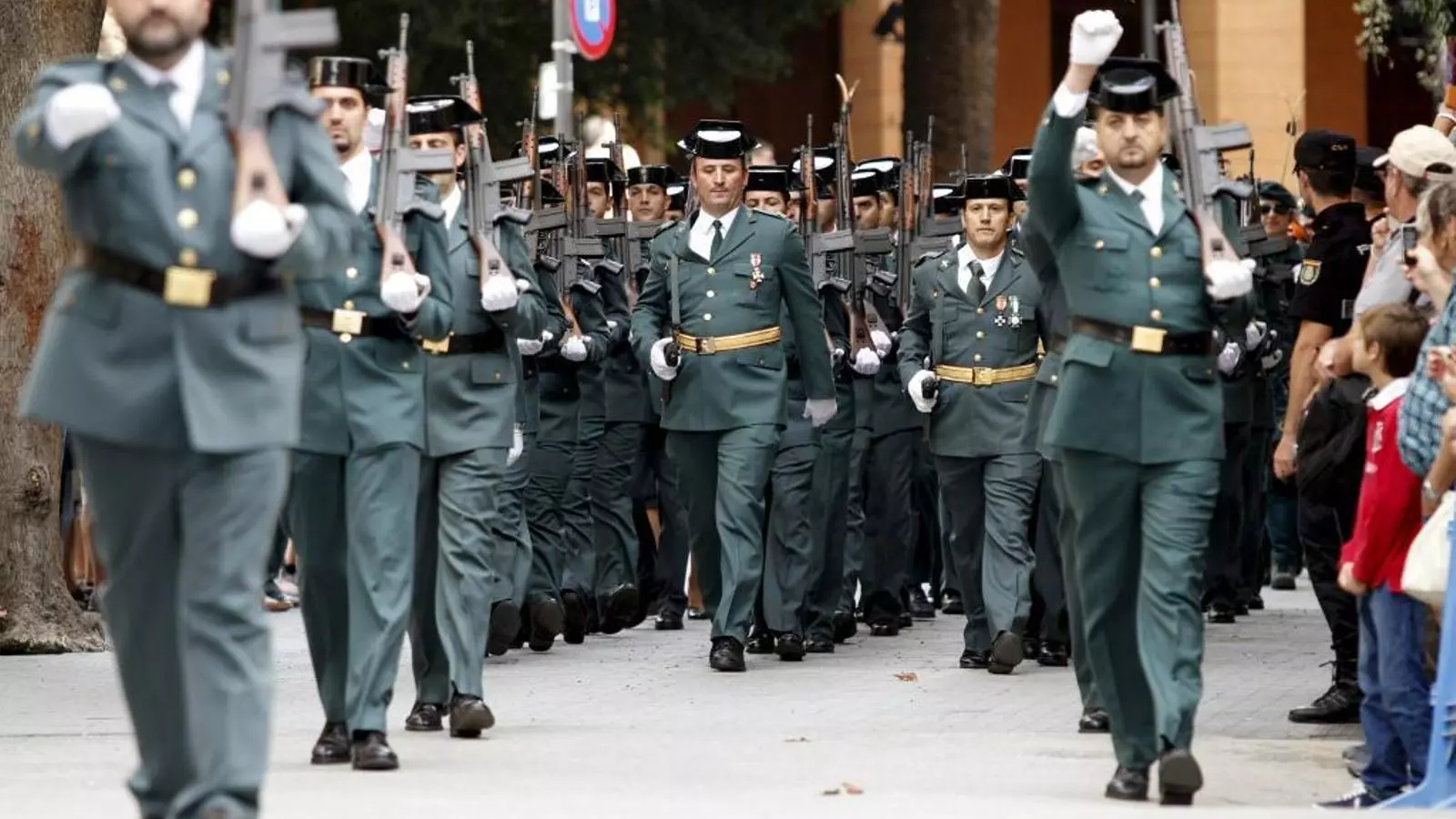 Agents de la Guàrdia Civil celebren la festa del Pilar l'octubre del 2017 a Palma.
