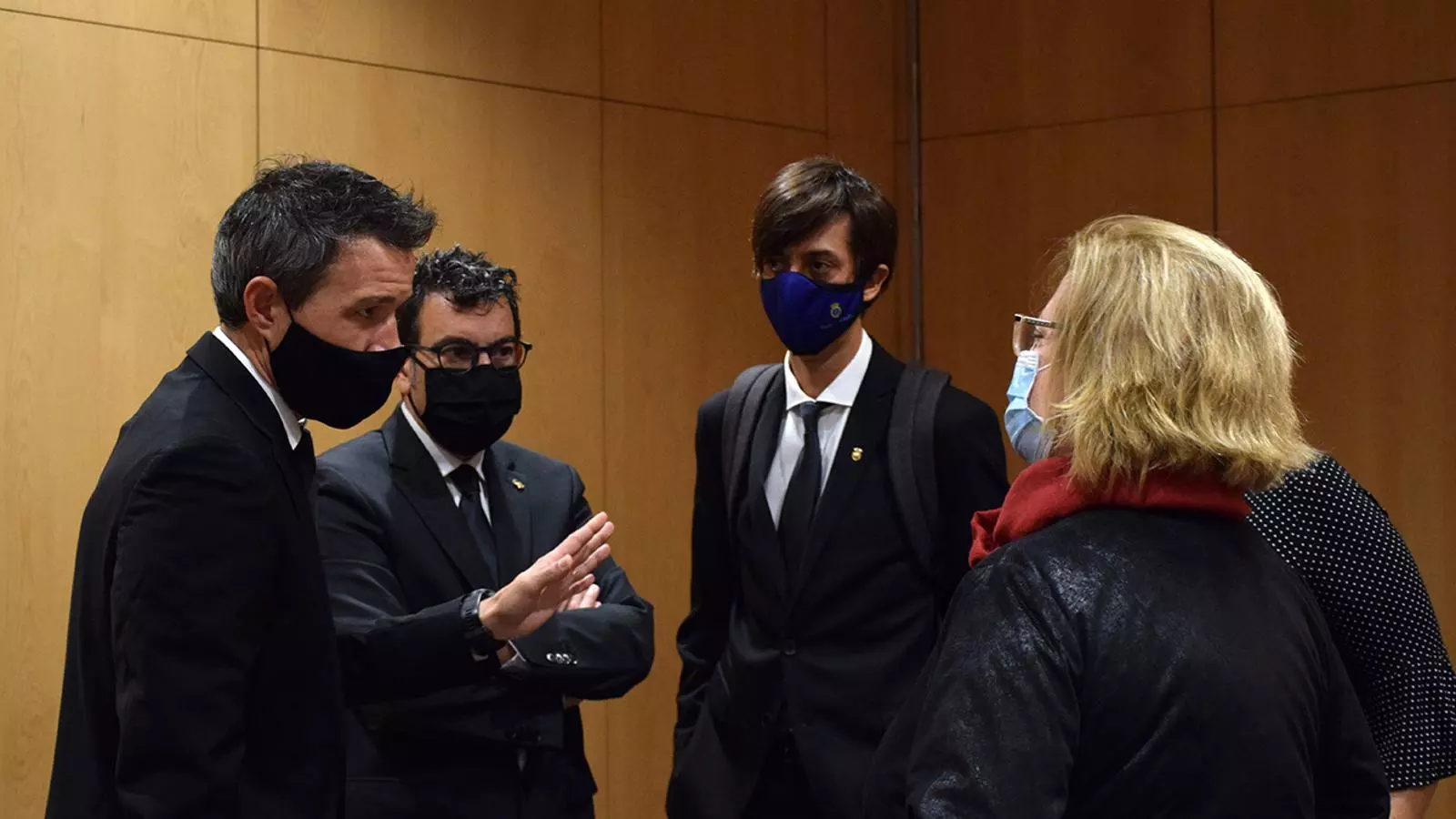 El cònsol menor, David Astrié, i el conseller de Cultura i Promoció Turística, Miquel Canturri, conversen amb els consellers de l'oposició abans de l'inici de la sessió de consell de comú. / M. F. (ANA)