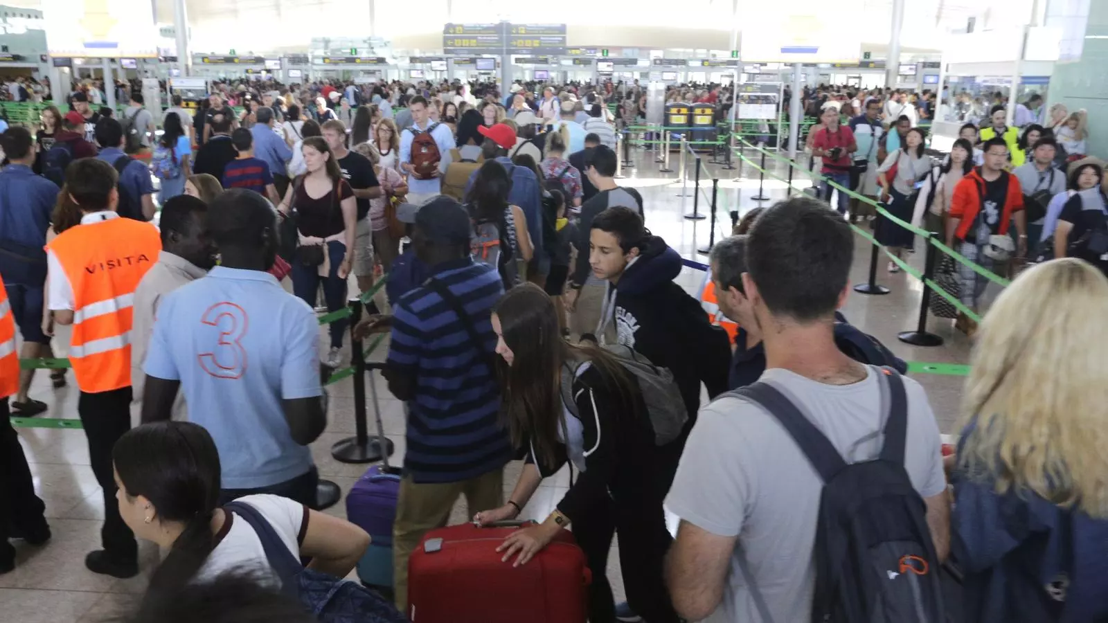 Les cues de passatgers aquest matí als controls de seguretat de la T1 del Prat
