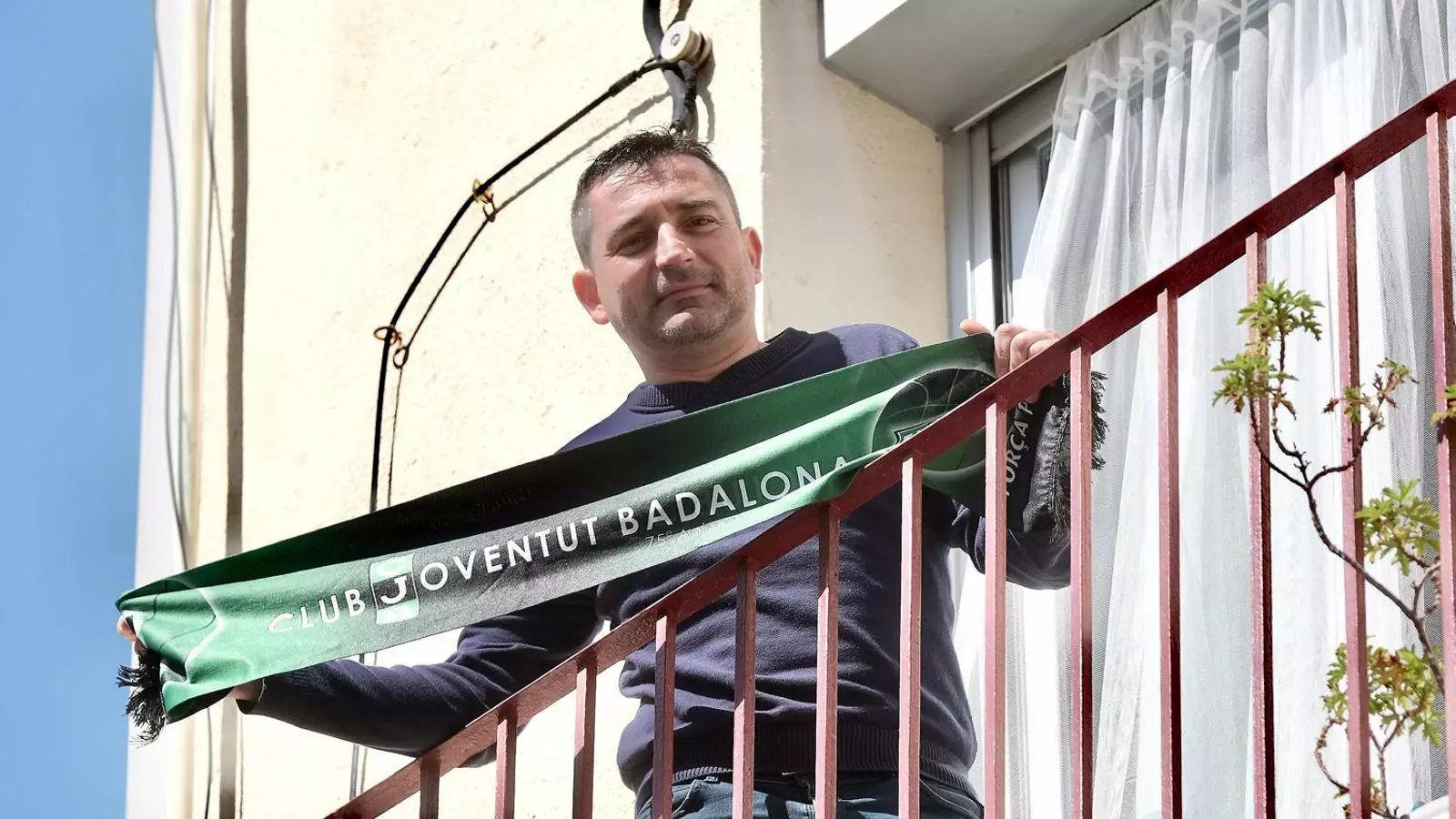 01. Jordi Martí, director esportiu de la Penya, al balcó de casa seva amb una bufanda de l’equip verd-i-negre. 02. Els primers partits de la Penya Spirit of Badalona es van jugar a la intempèrie.