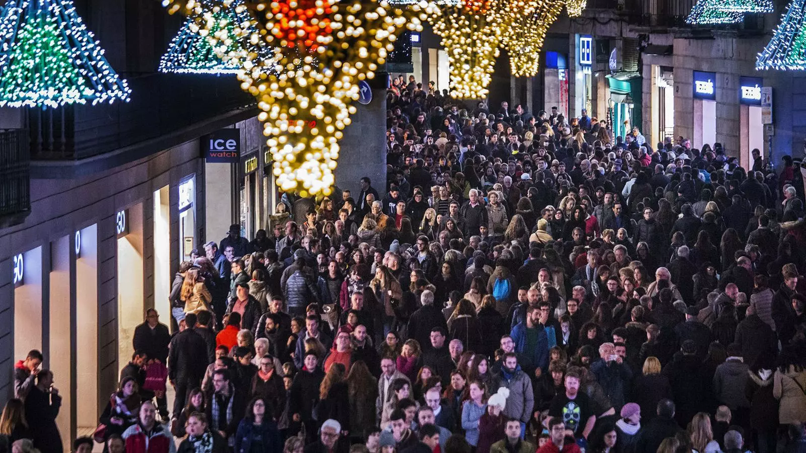 Una imatge d’arxiu del Portal de l’Àngel de Barcelona ple de gent fent compres de Nadal.