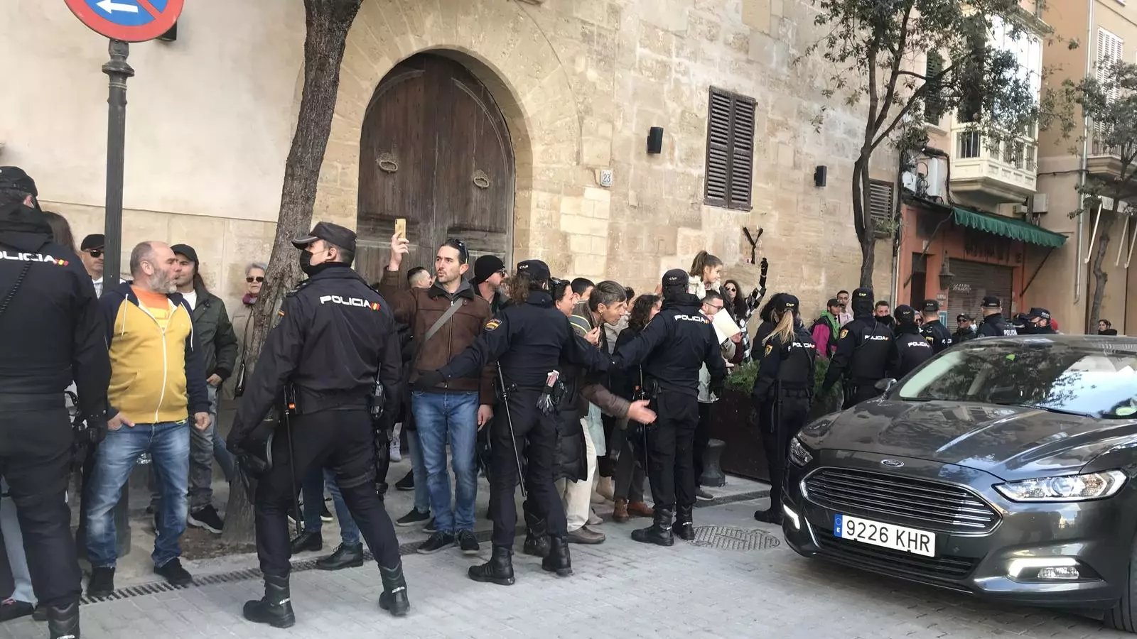 Agents de la Policia Nacional intenten contenir els manifestants.