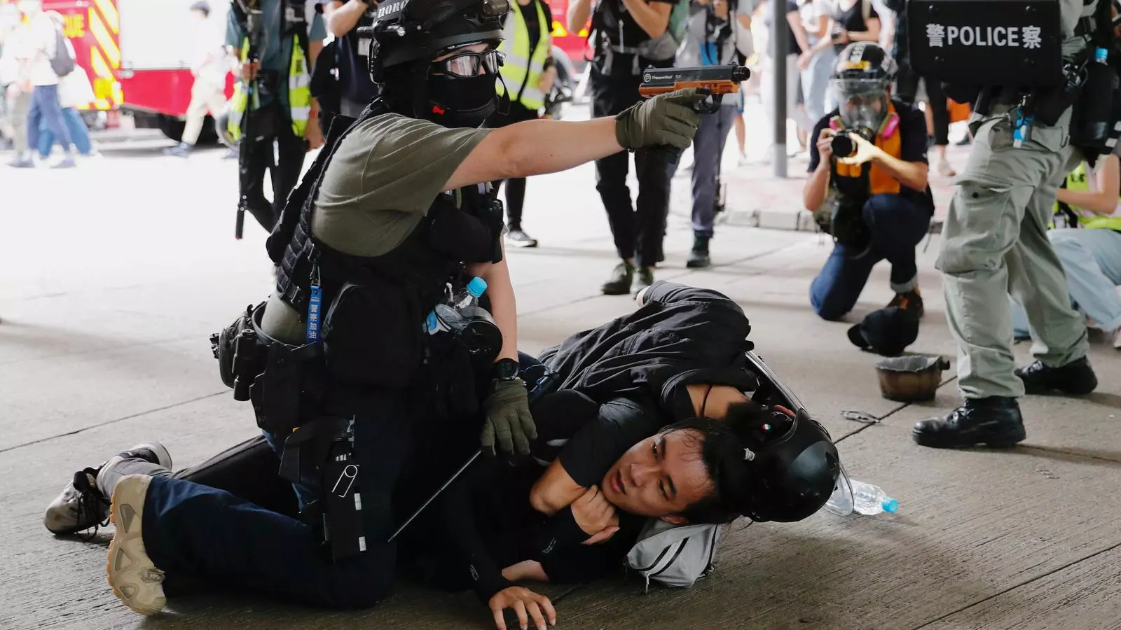 Detenció a Hong Kong d'un home durant la manifestació contra la llei de seguretat nacional aprovada pel govern xinès